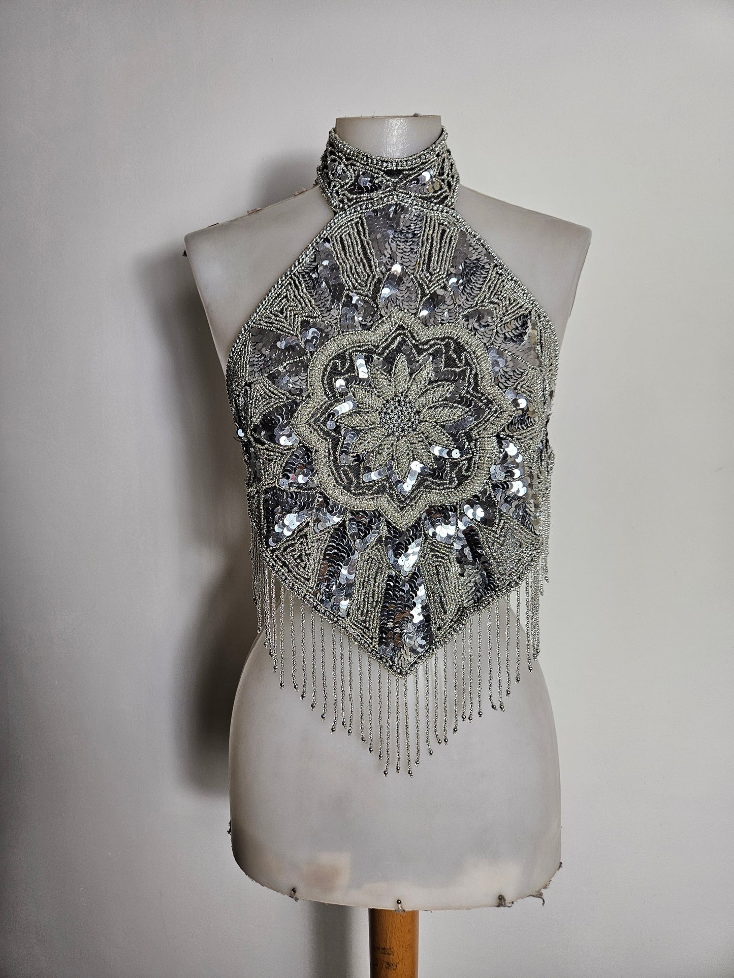 Haut dos nu brodé argenté