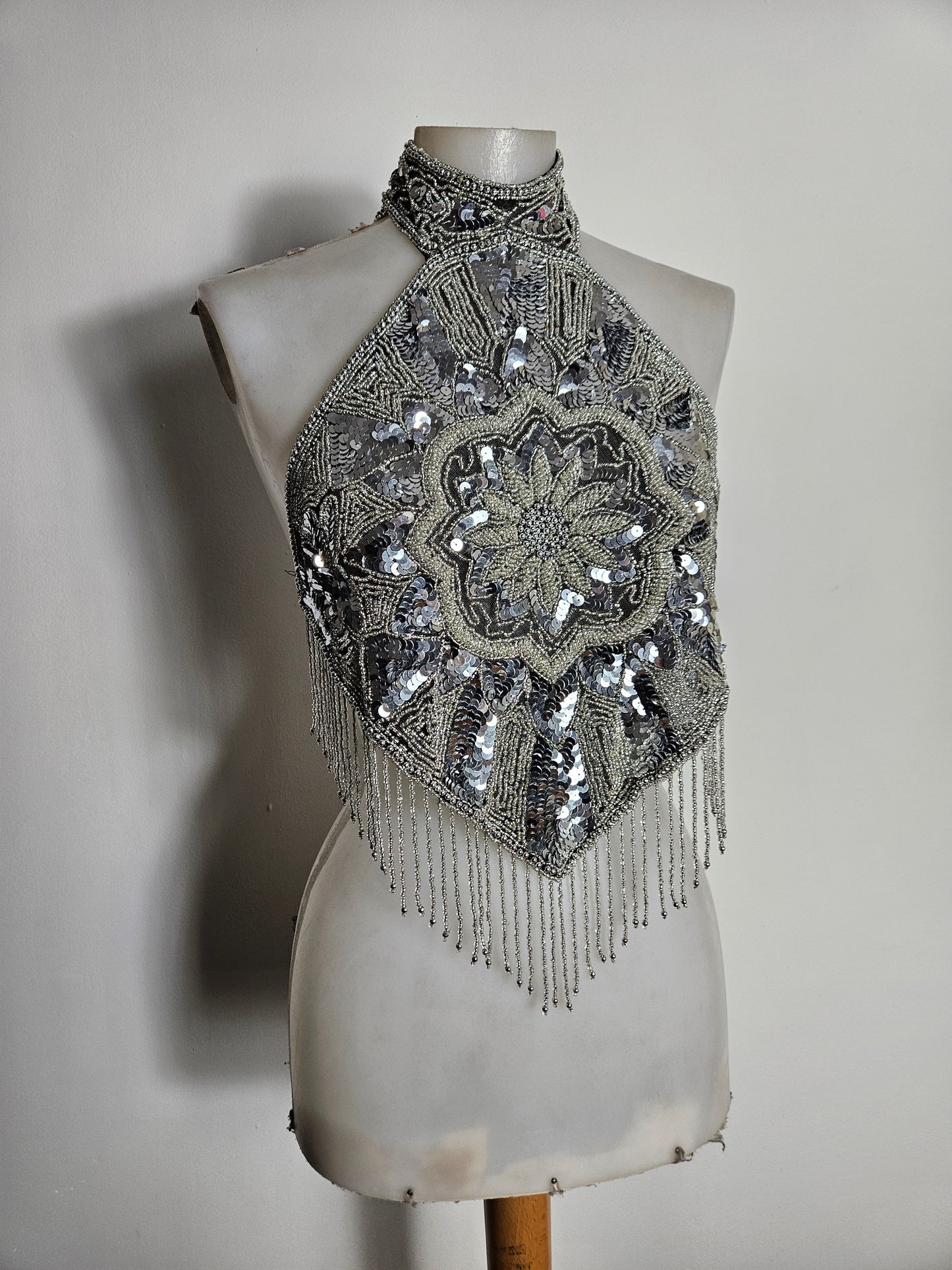 Haut dos nu brodé argenté