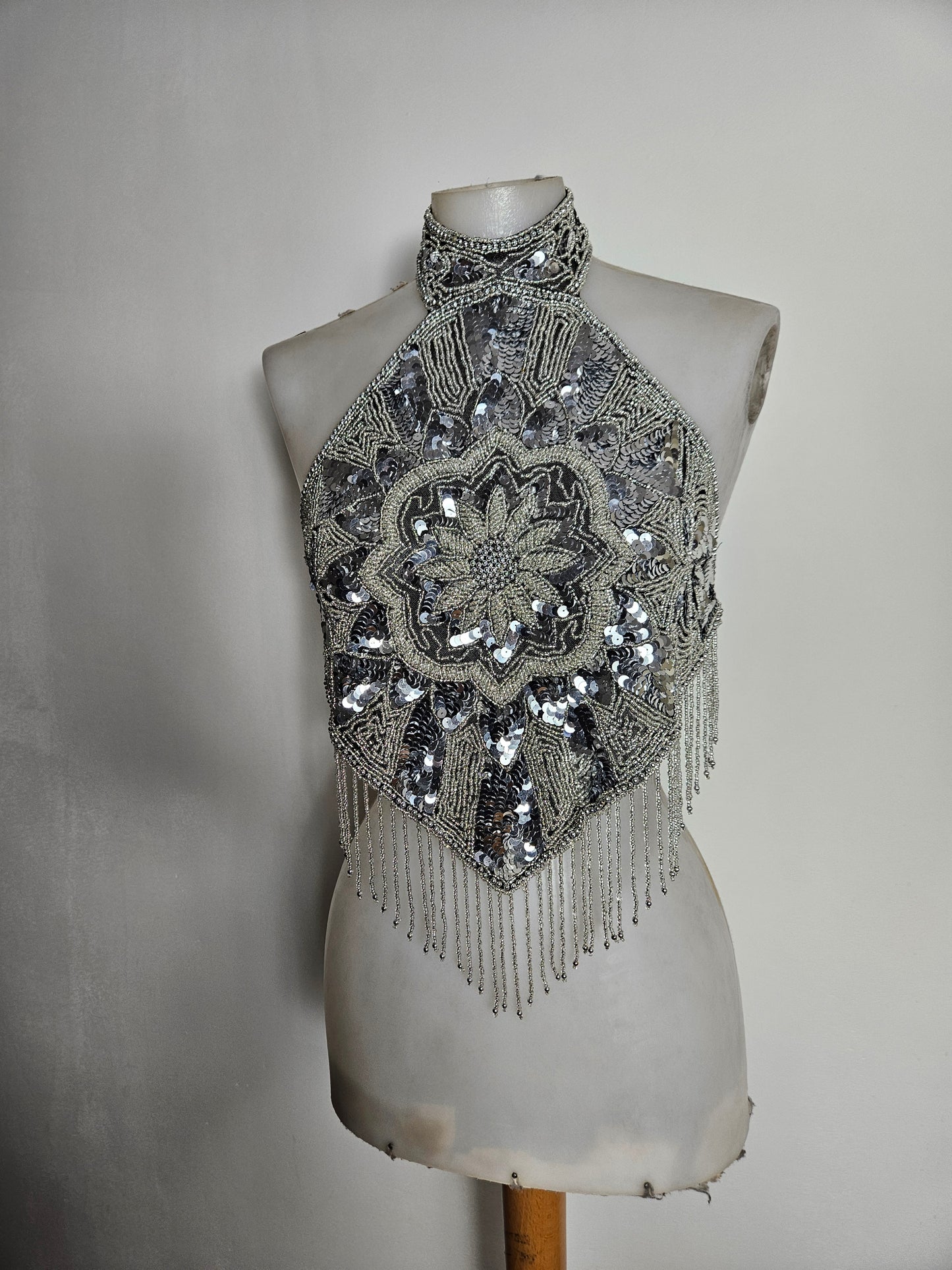 Haut dos nu brodé argenté