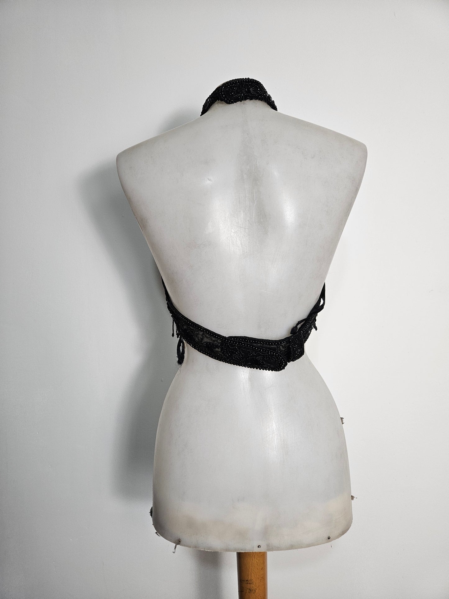 Haut dos nu brodé noir