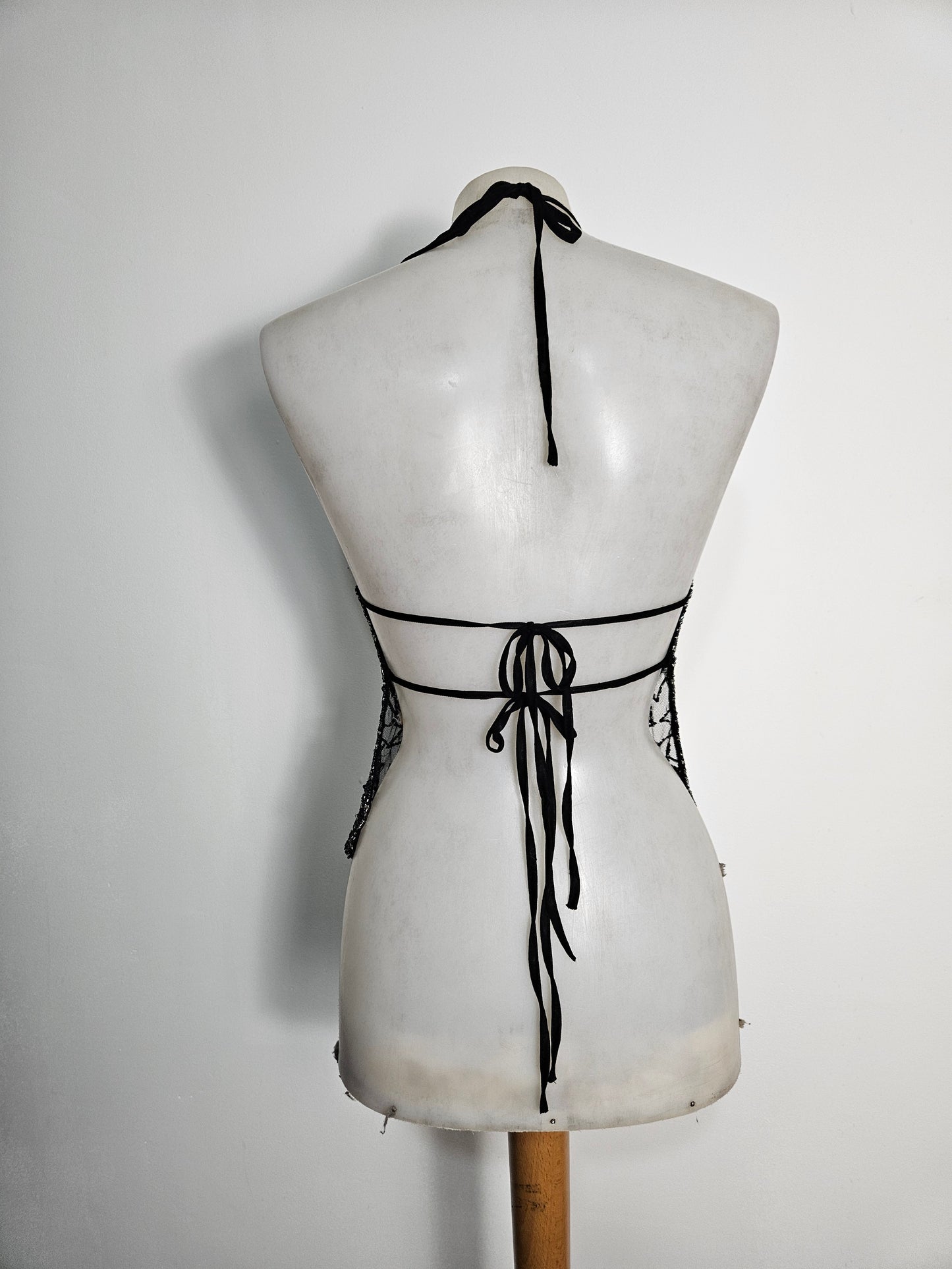 Haut dos nu brodé noir