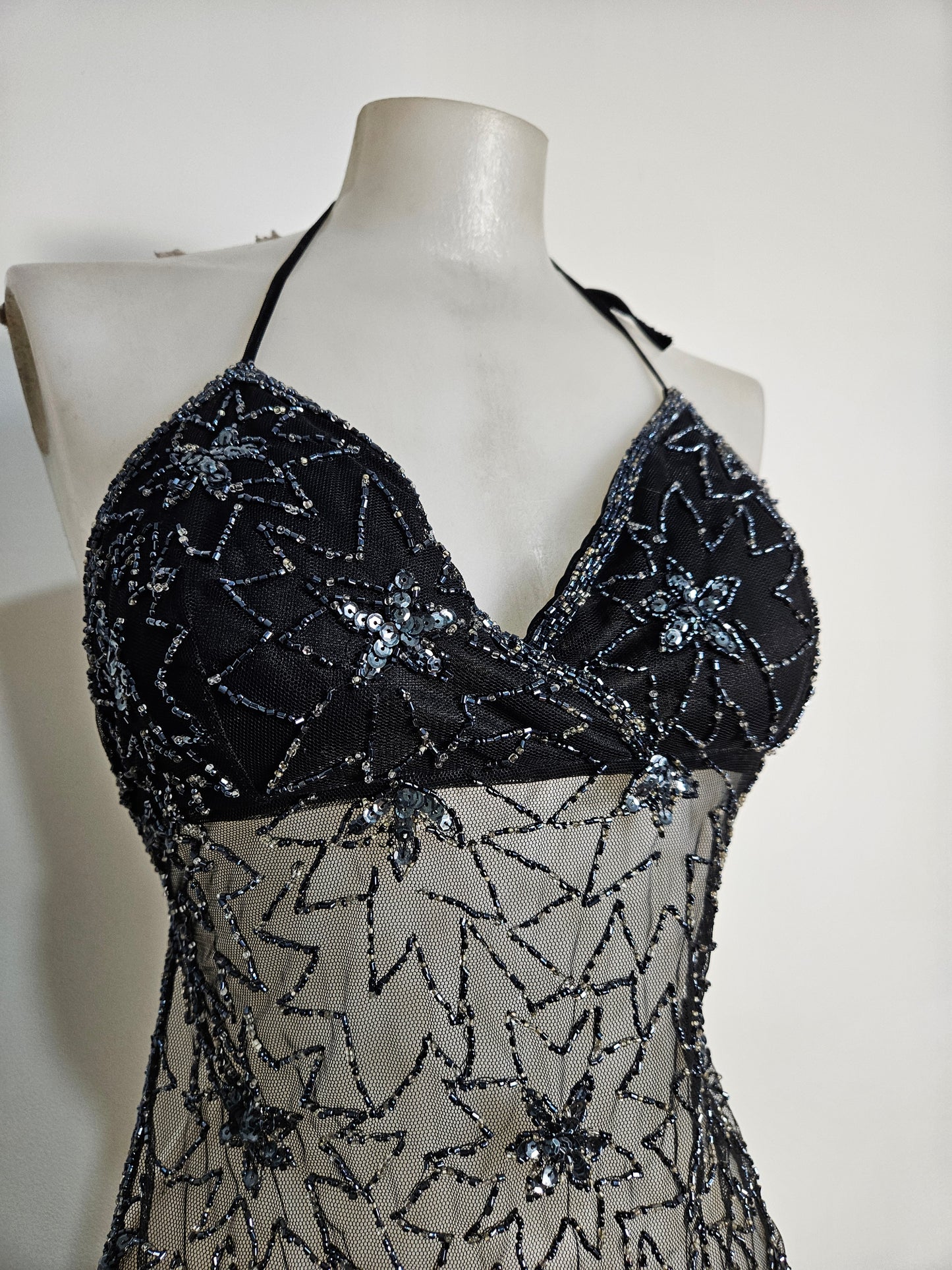 Haut dos nu en voile brodé