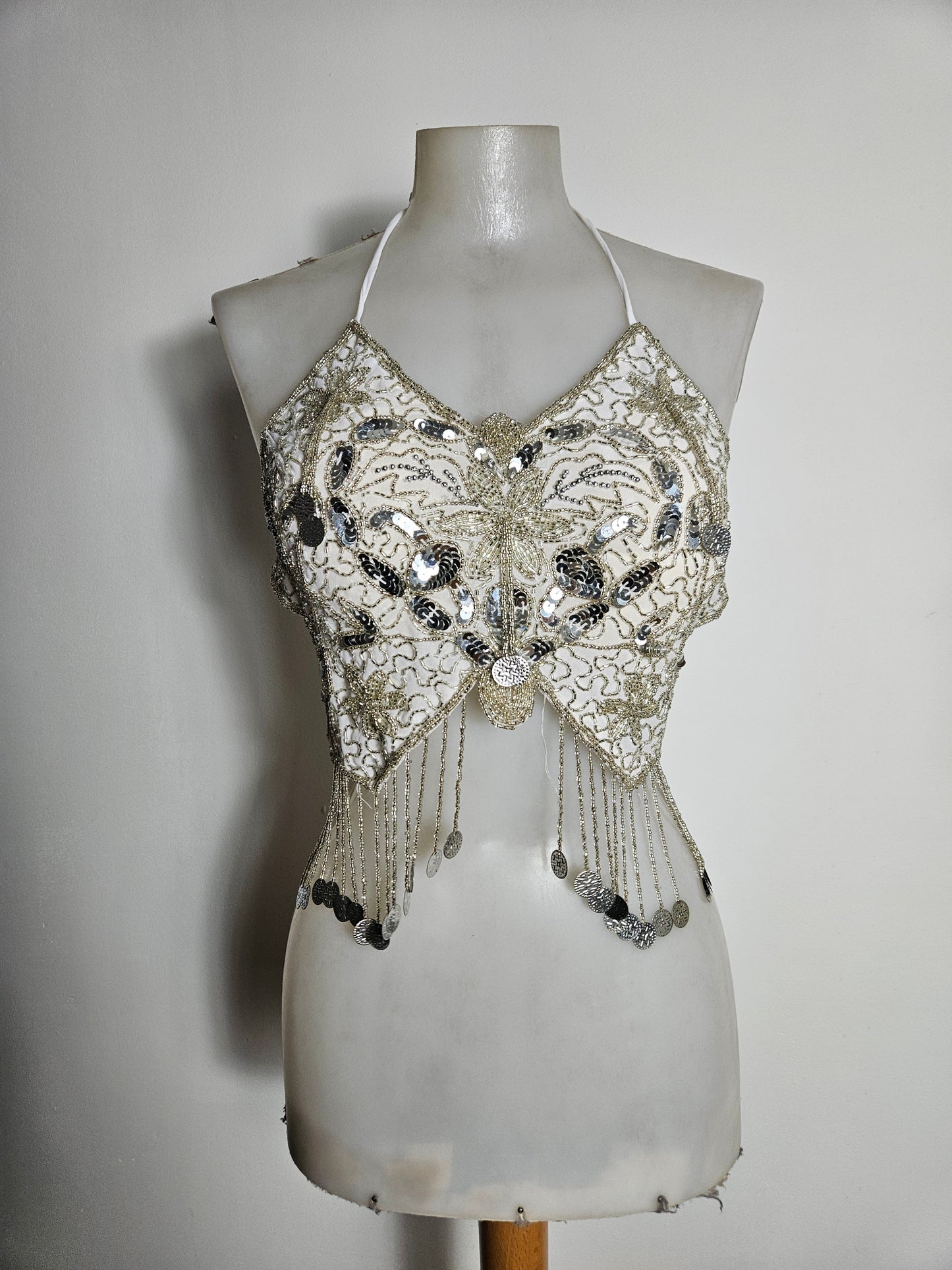 Dos nu papillon brodé blanc et argent