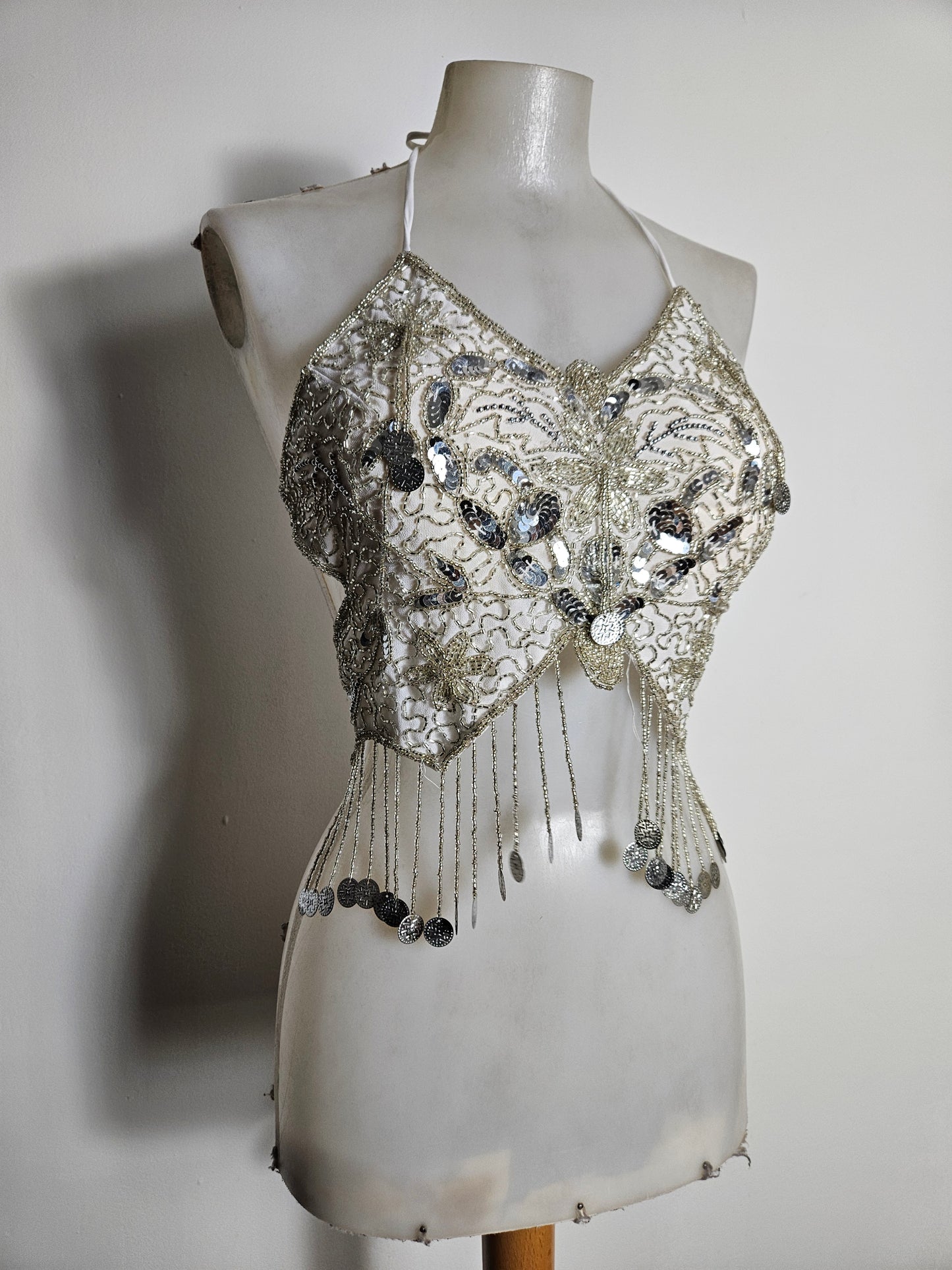 Dos nu papillon brodé blanc et argent