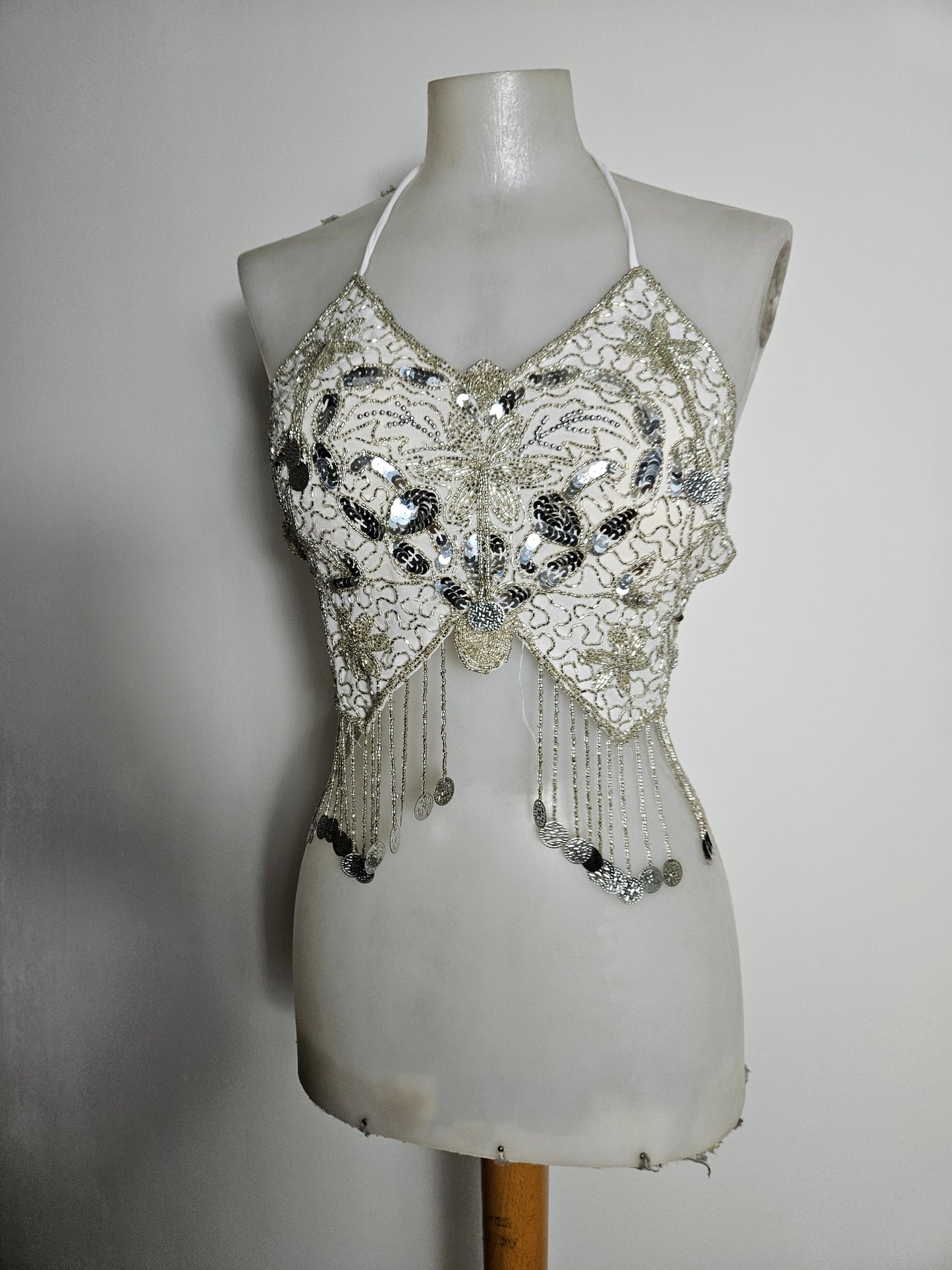 Dos nu papillon brodé blanc et argent