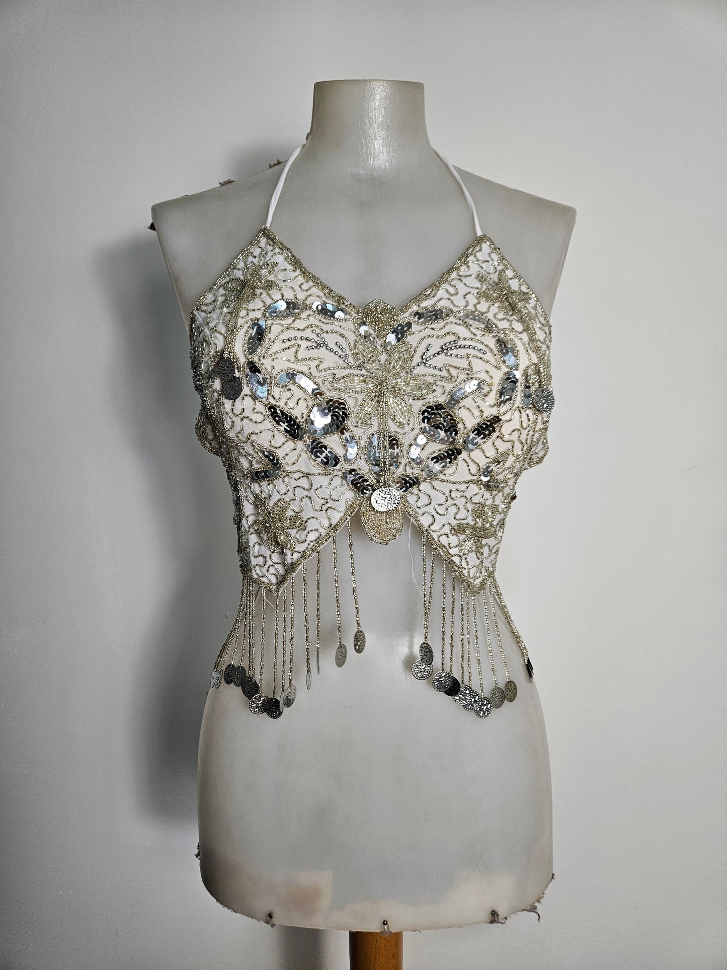 Dos nu papillon brodé blanc et argent