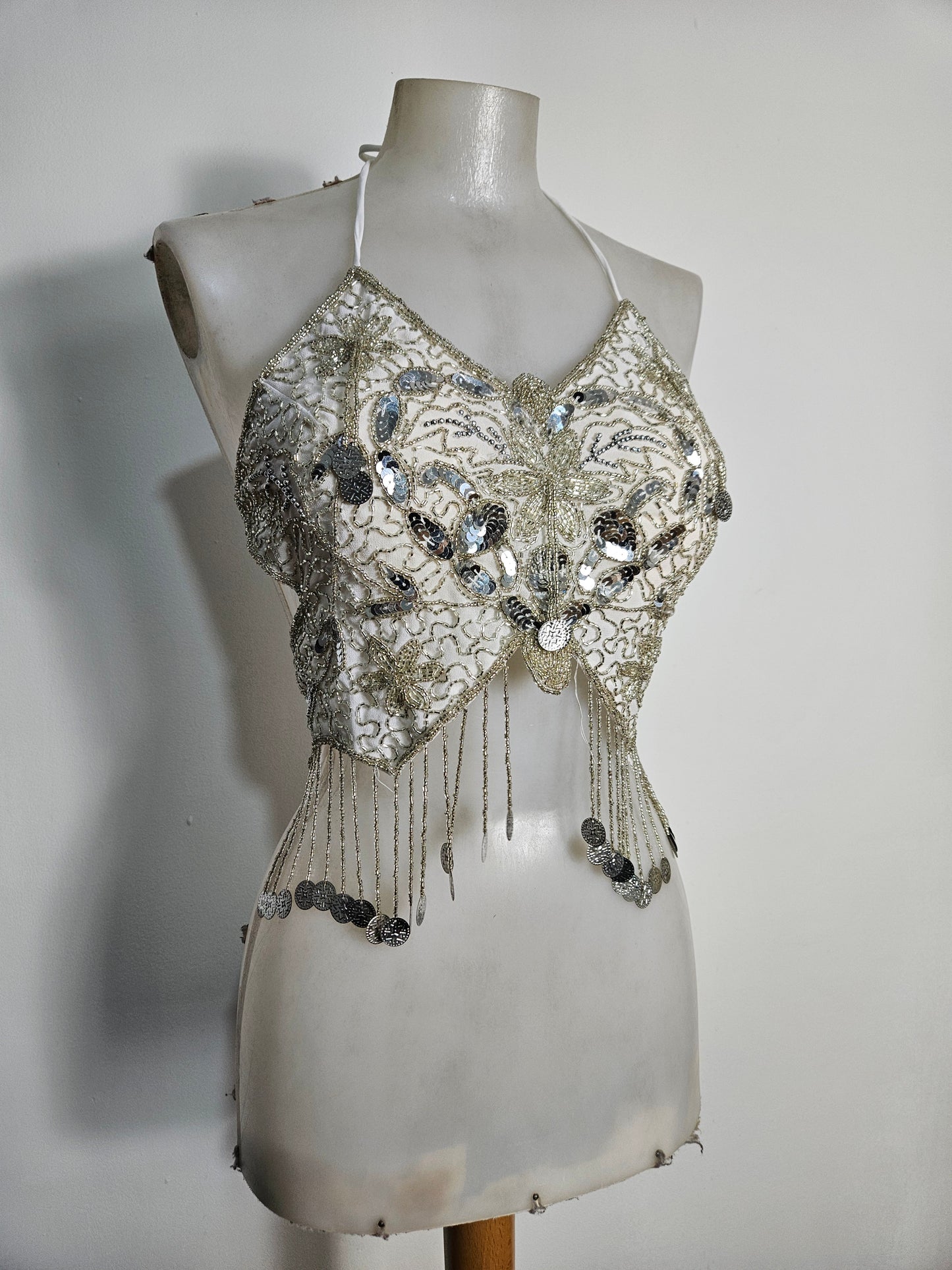 Dos nu papillon brodé blanc et argent