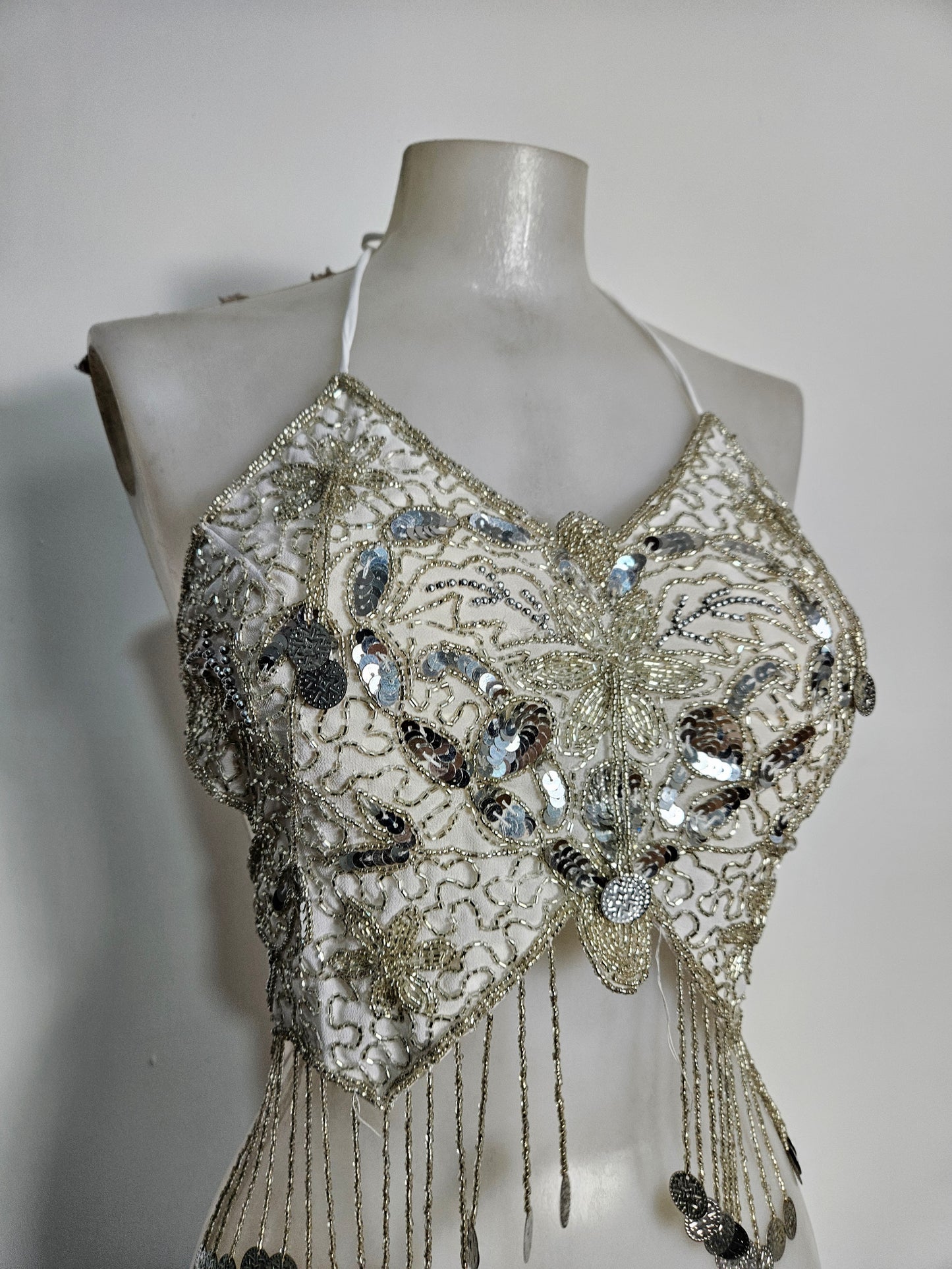 Dos nu papillon brodé blanc et argent