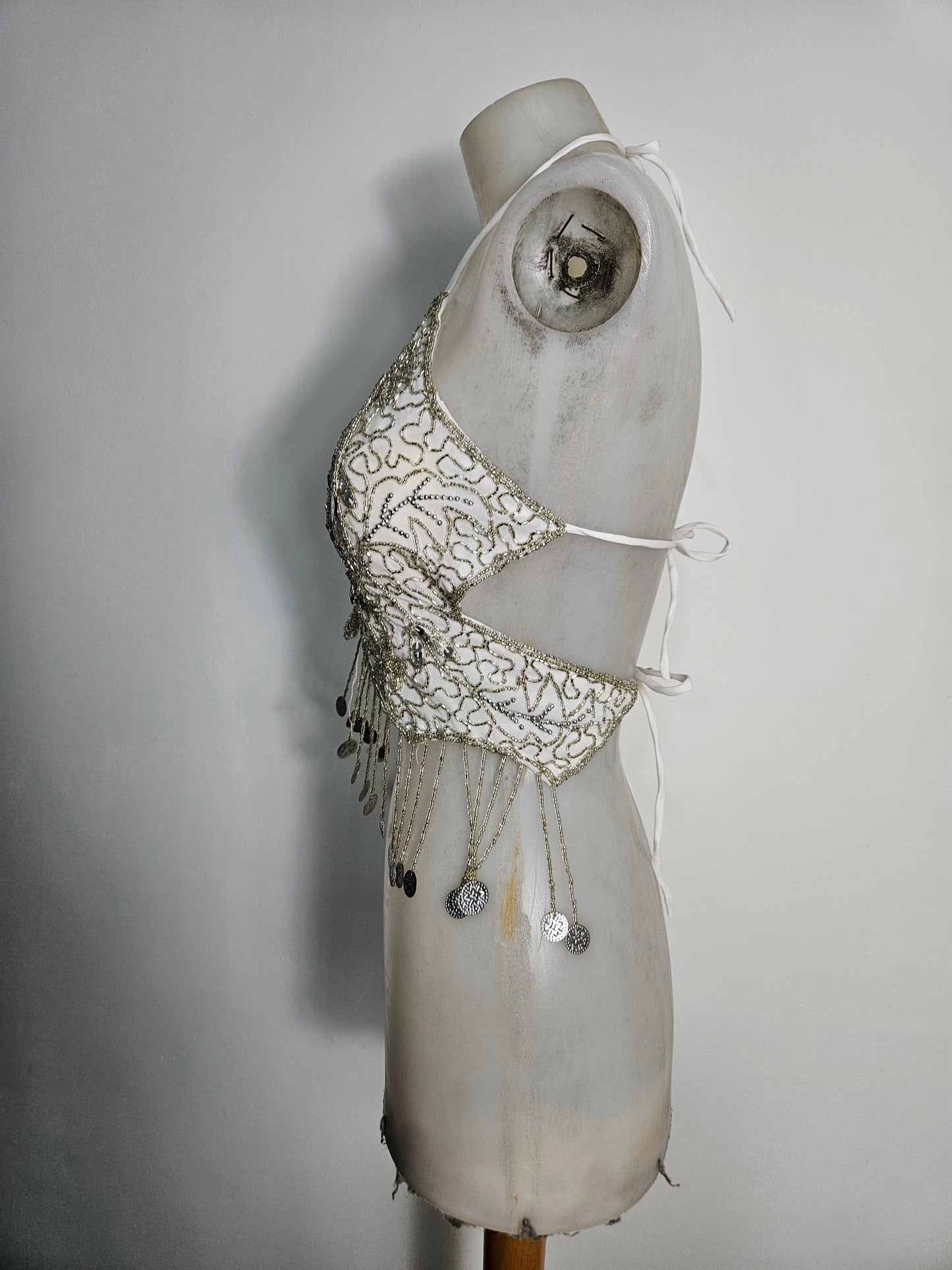 Dos nu papillon brodé blanc et argent