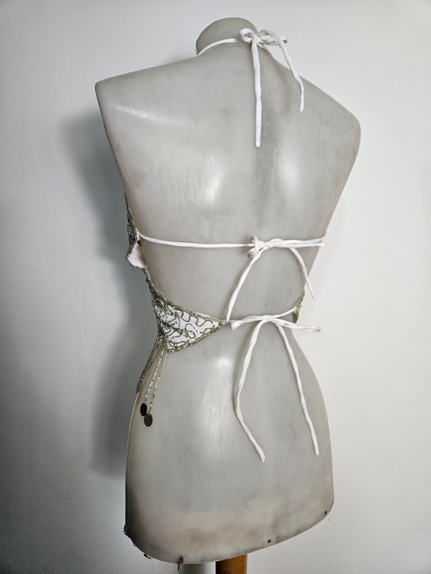 Dos nu papillon brodé blanc et argent