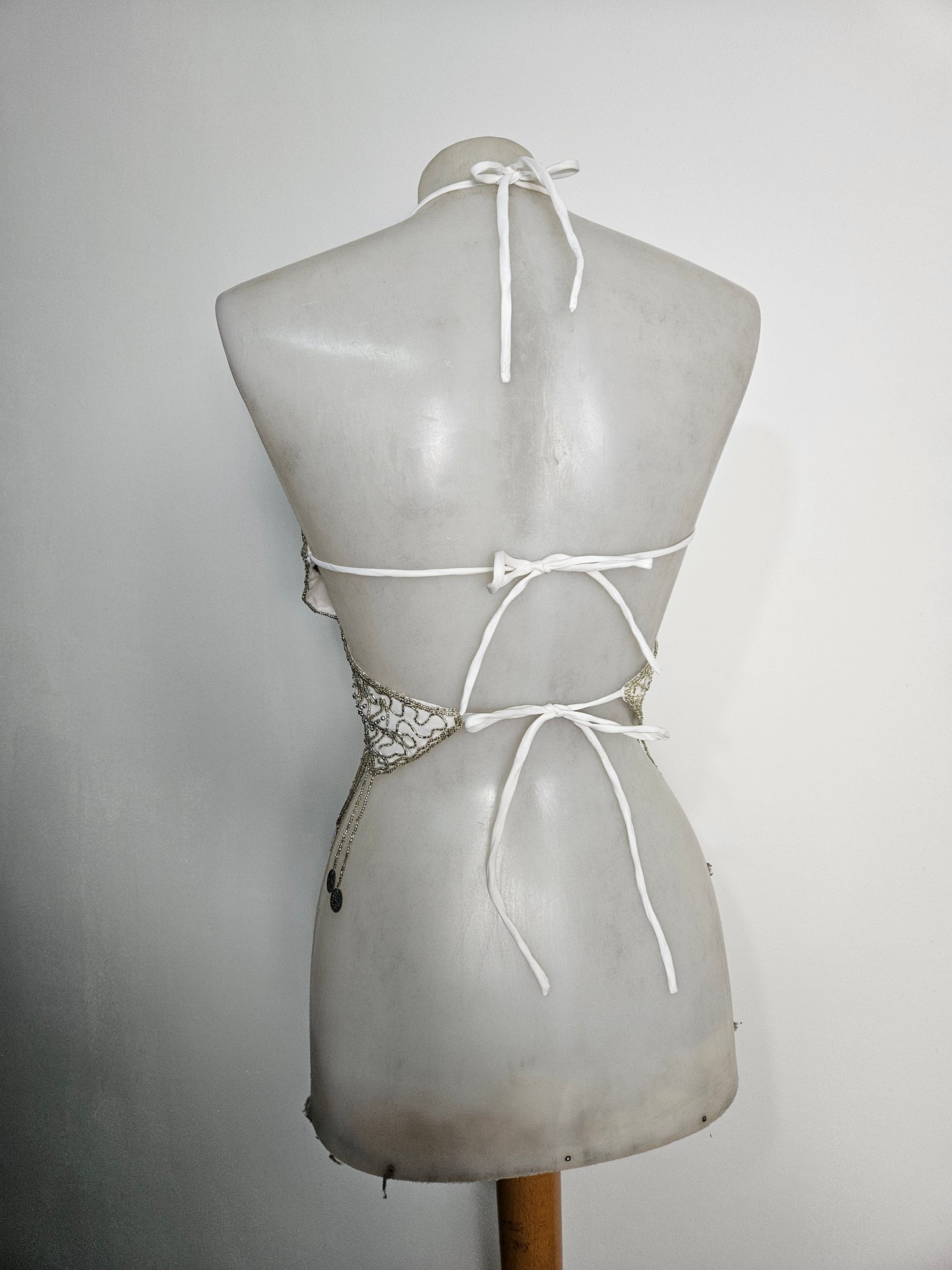 Dos nu papillon brodé blanc et argent