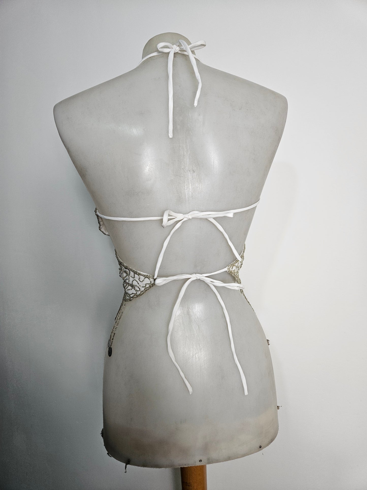 Dos nu papillon brodé blanc et argent