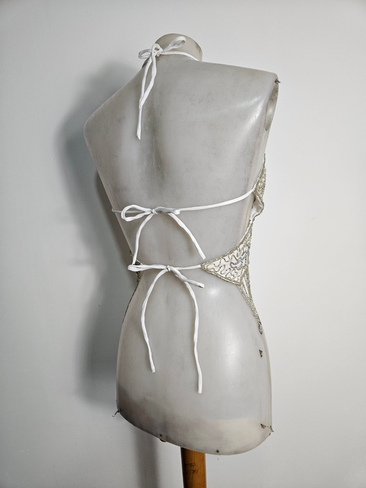 Dos nu papillon brodé blanc et argent