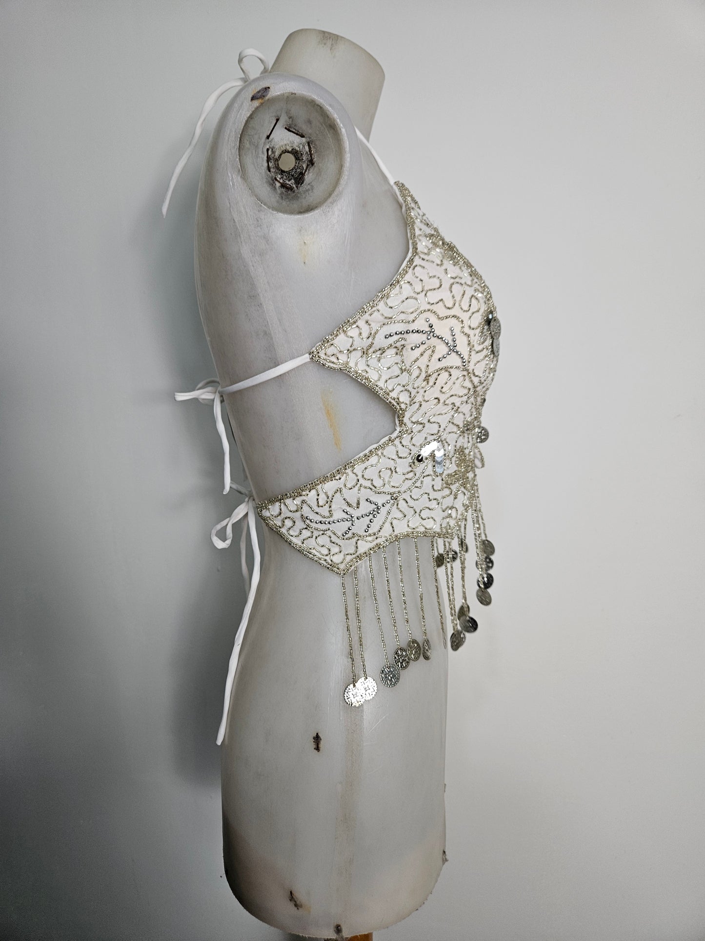 Dos nu papillon brodé blanc et argent