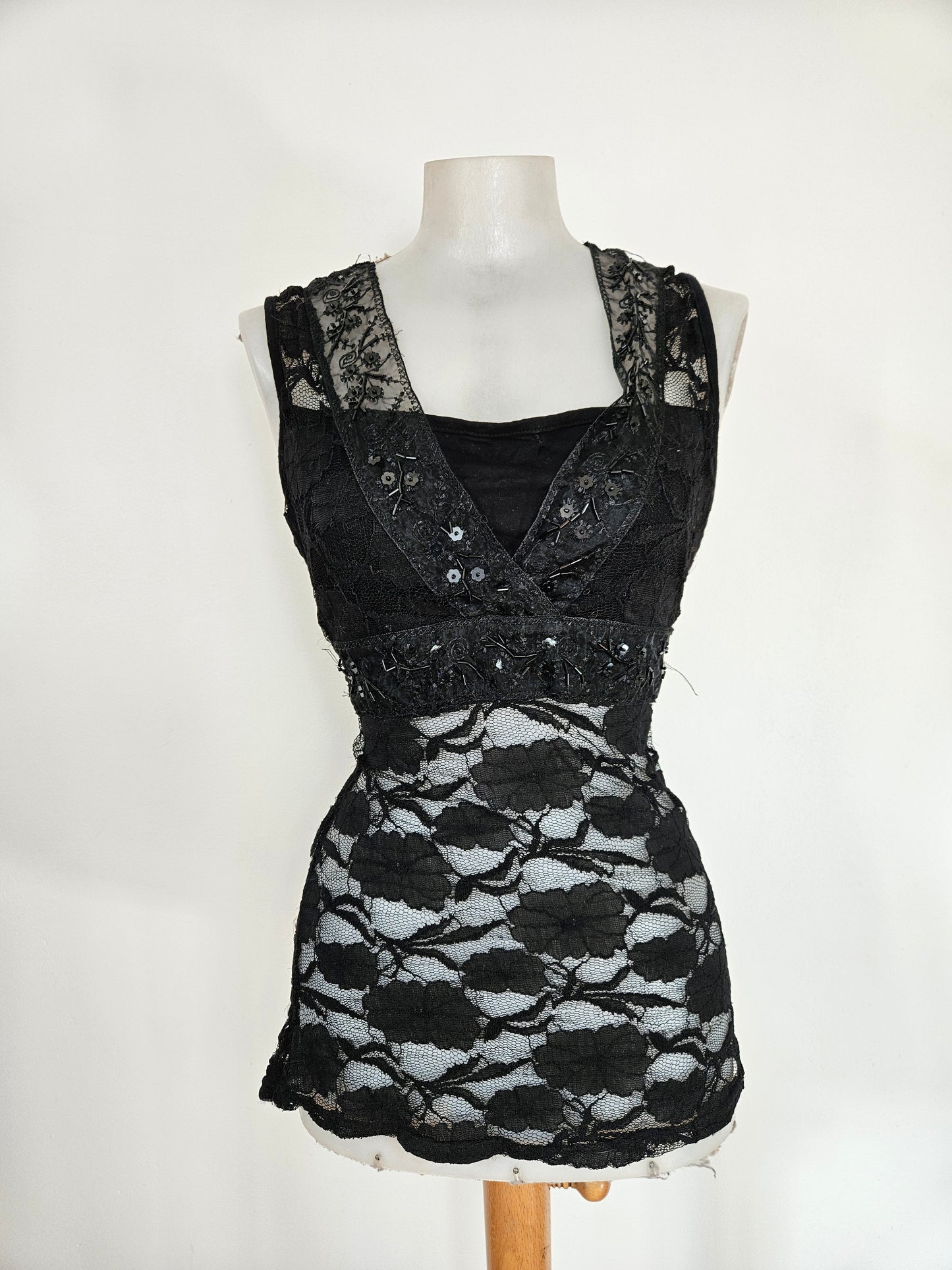 Haut noir en dentelle et sequins