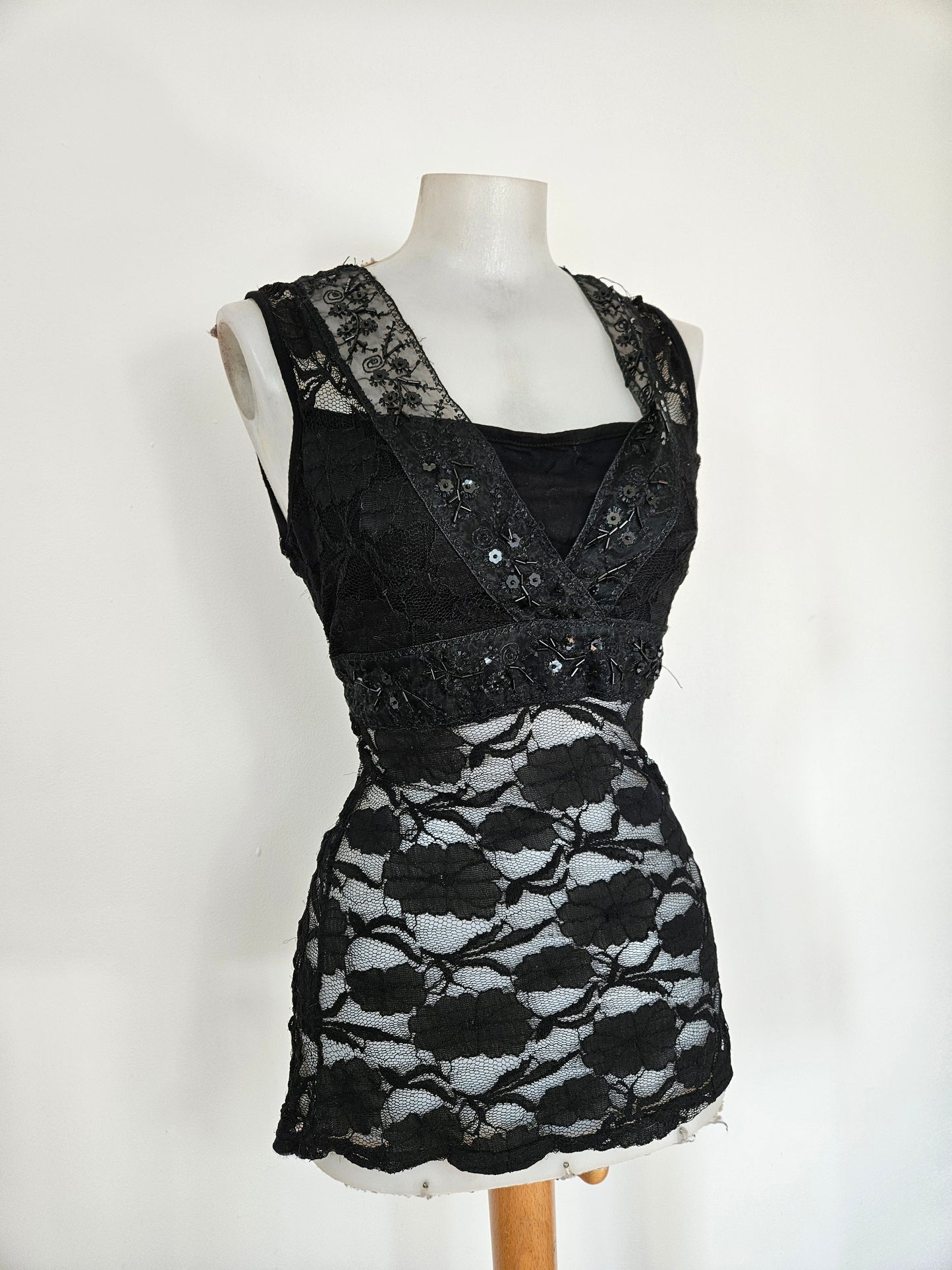 Haut noir en dentelle et sequins