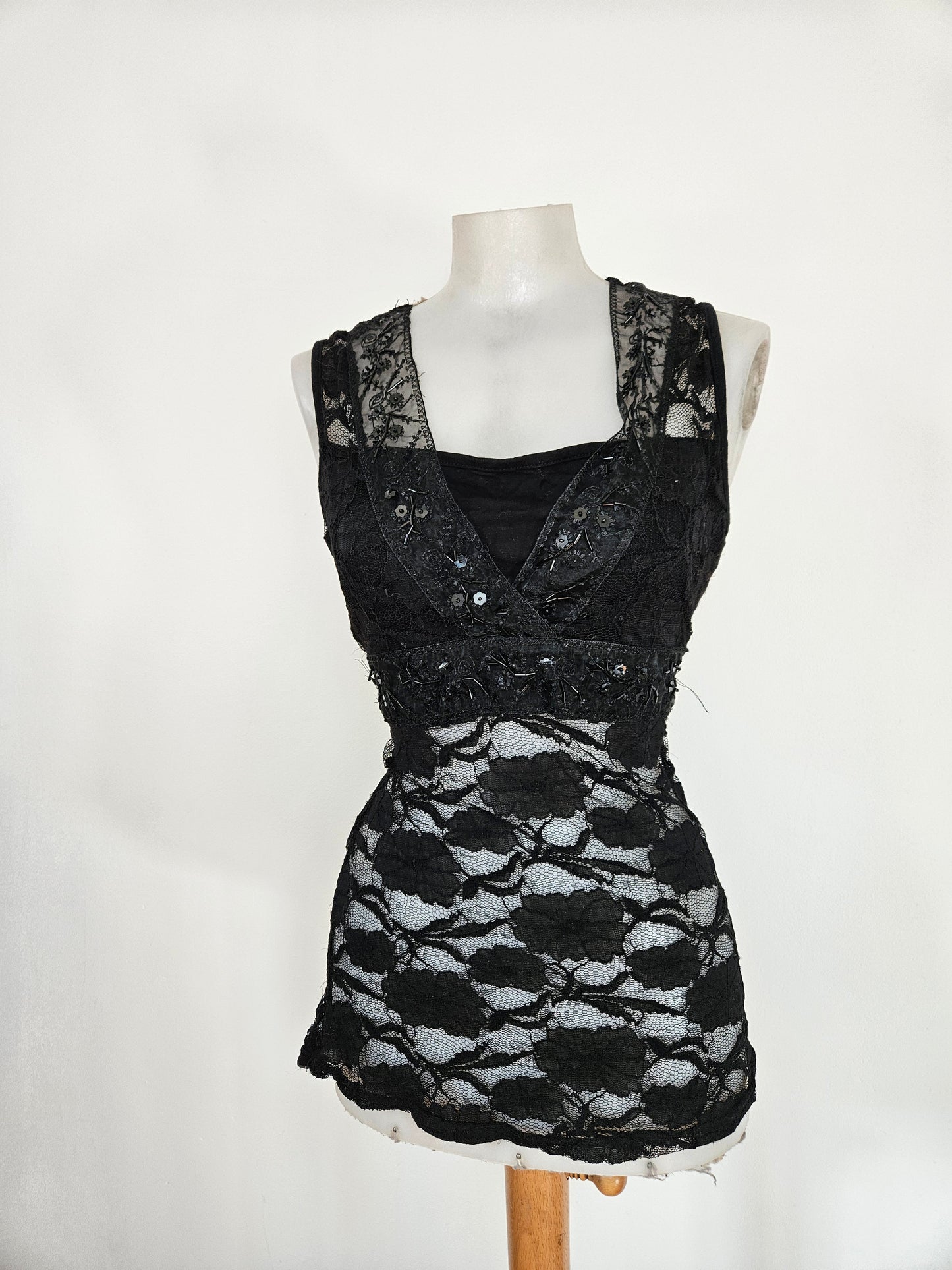 Haut noir en dentelle et sequins