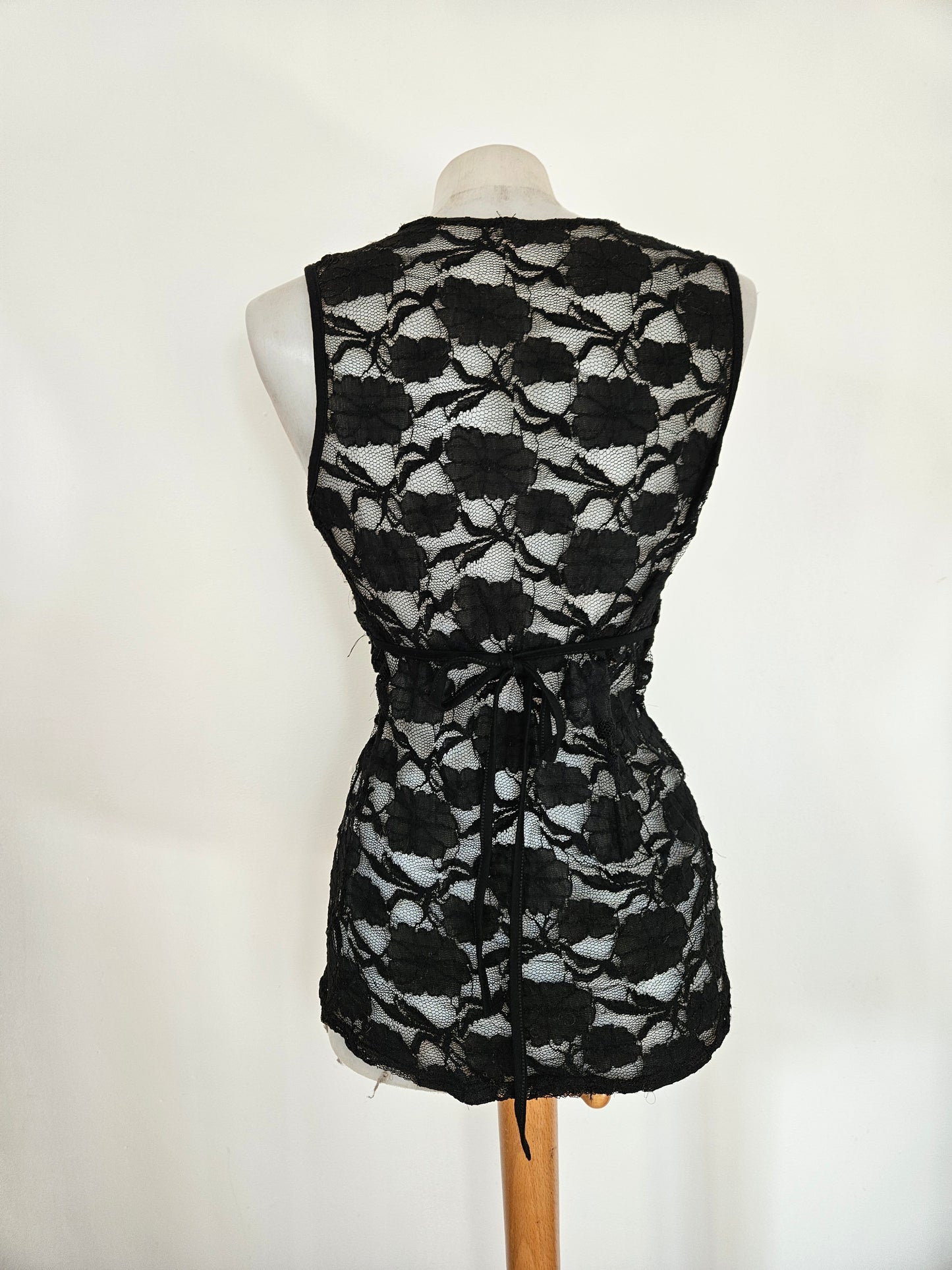 Haut noir en dentelle et sequins