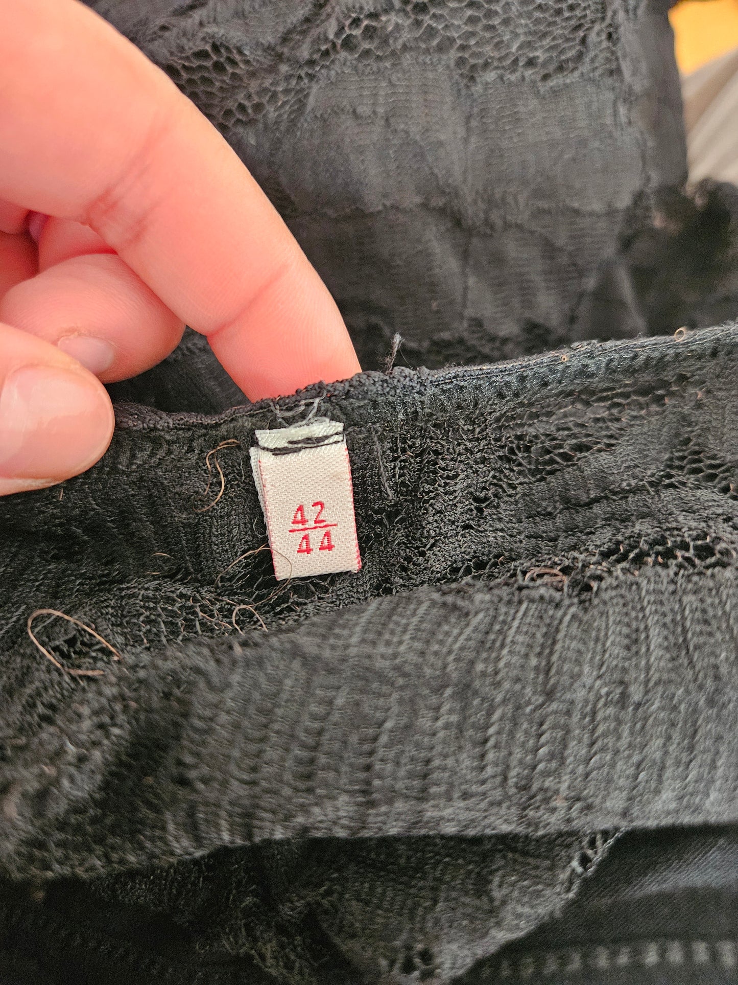 Haut noir en dentelle et sequins