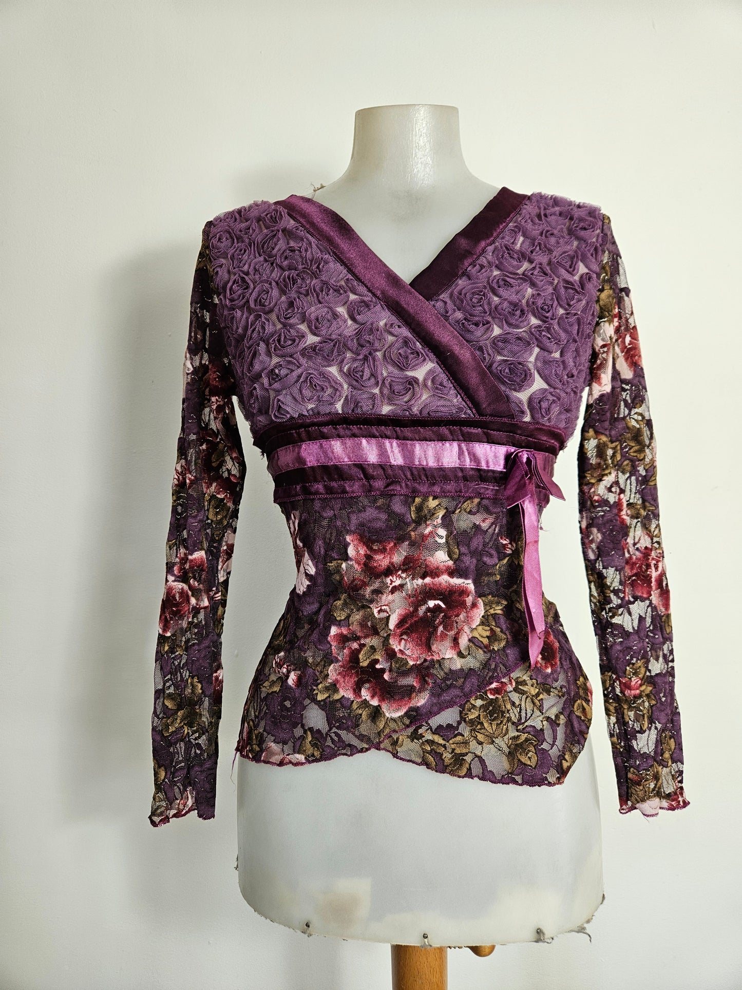 Haut violet à motifs en relief