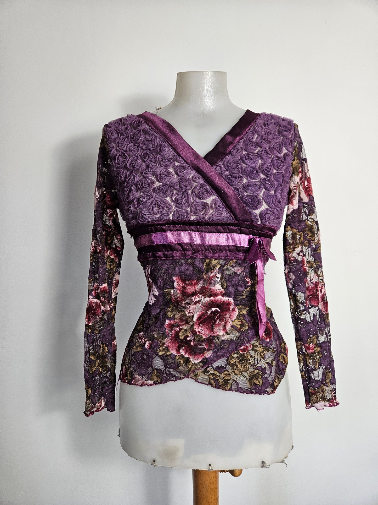 Haut violet à motifs en relief