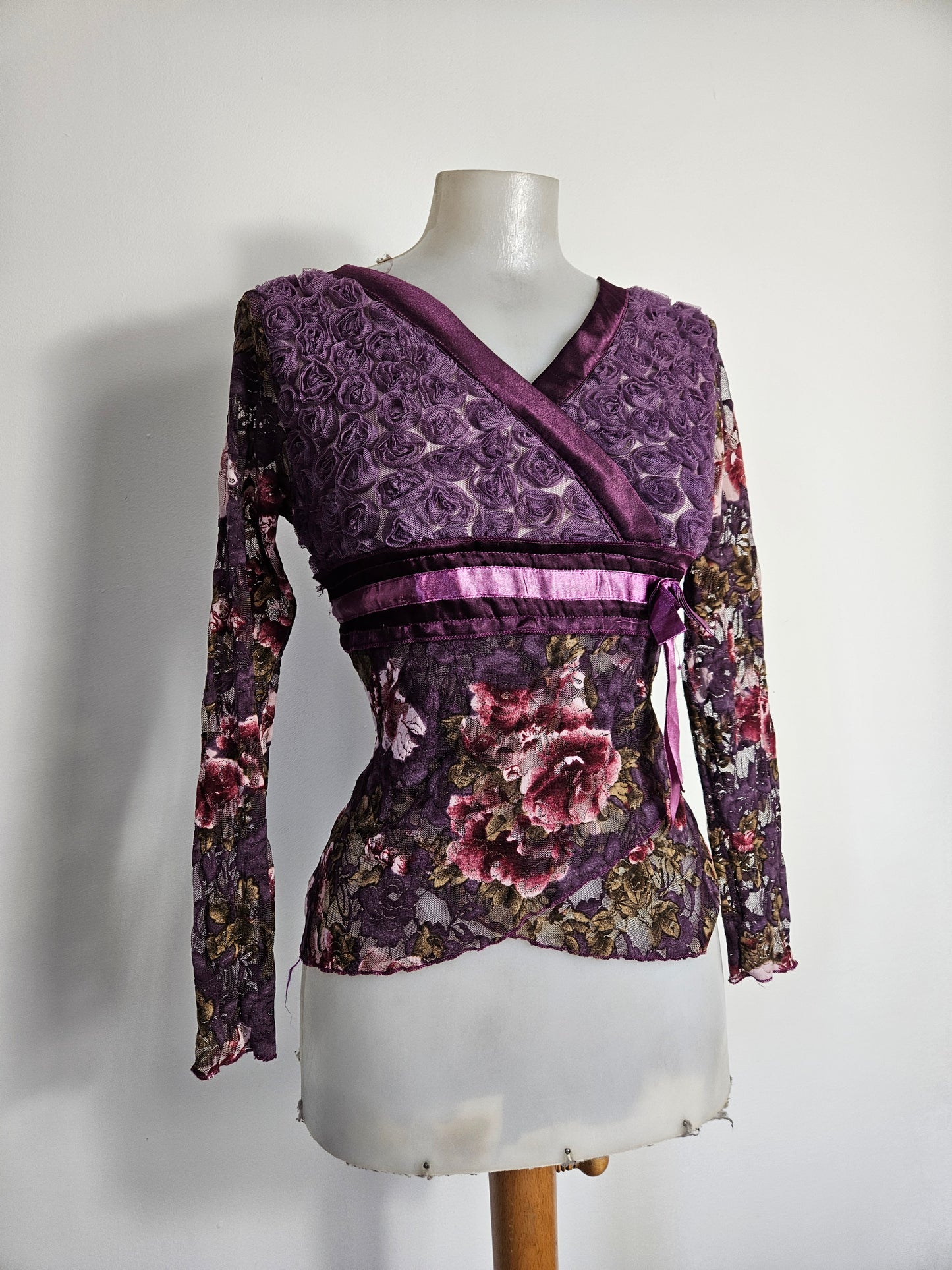 Haut violet à motifs en relief