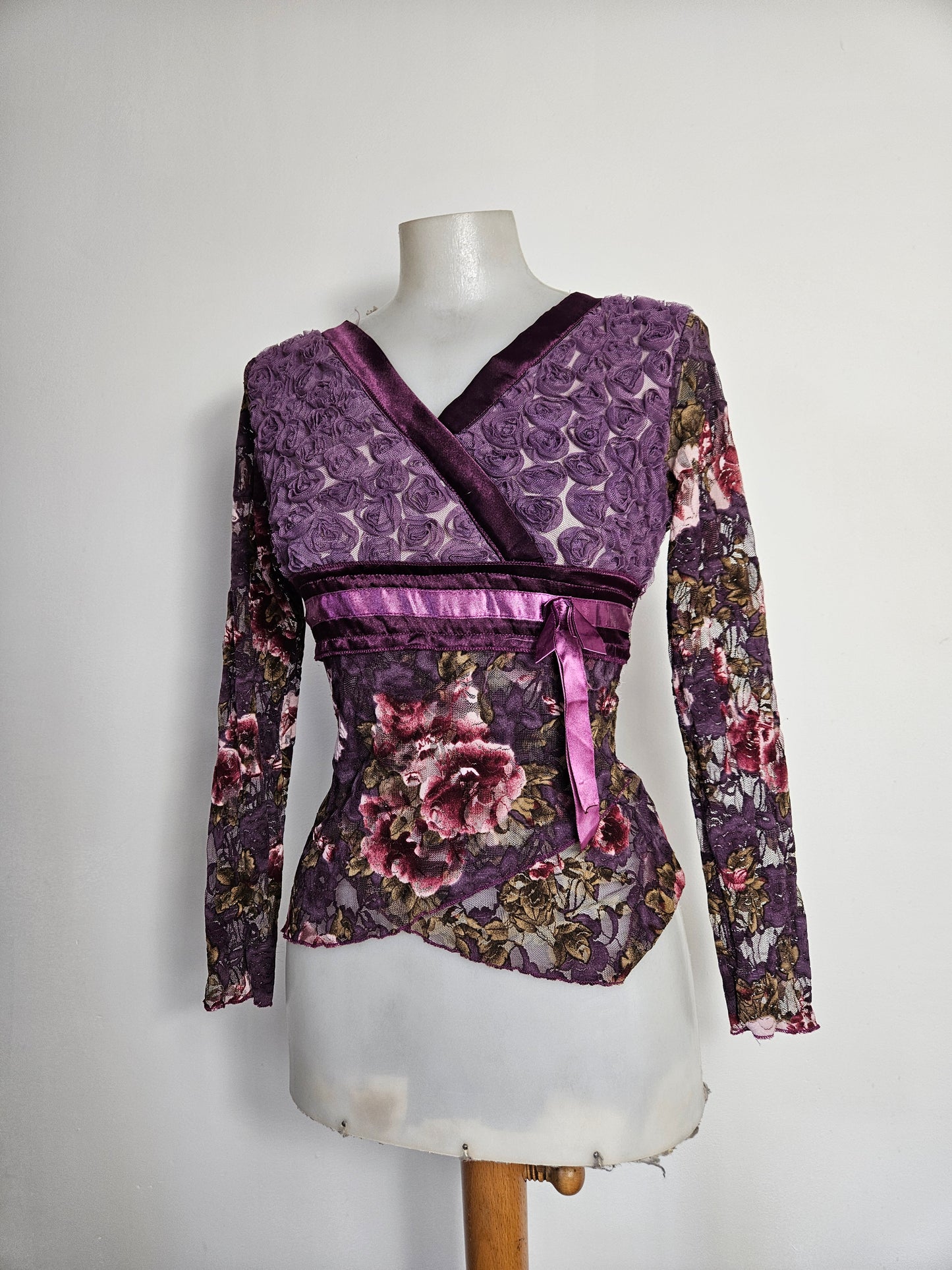 Haut violet à motifs en relief