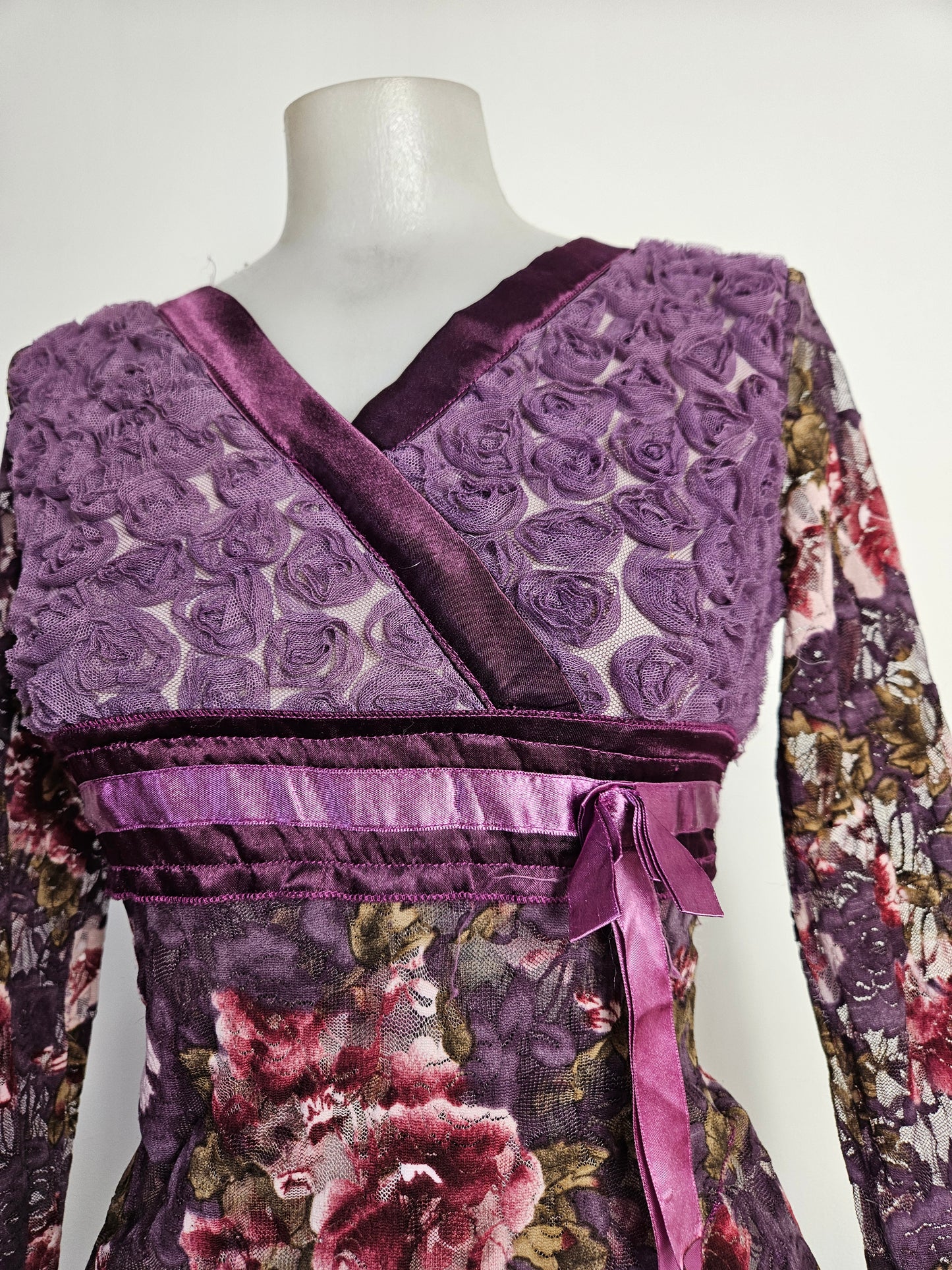 Haut violet à motifs en relief