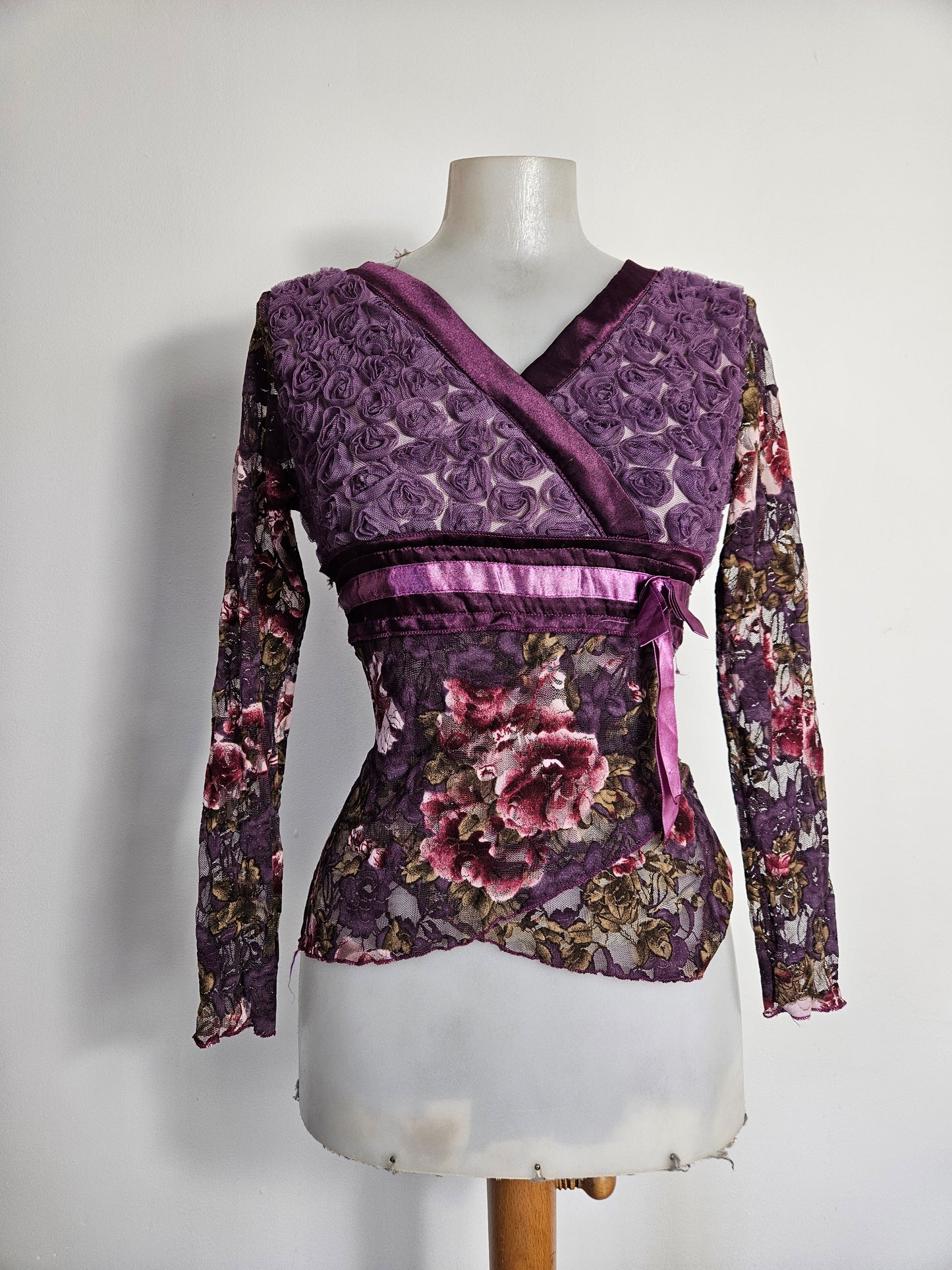 Haut violet à motifs en relief