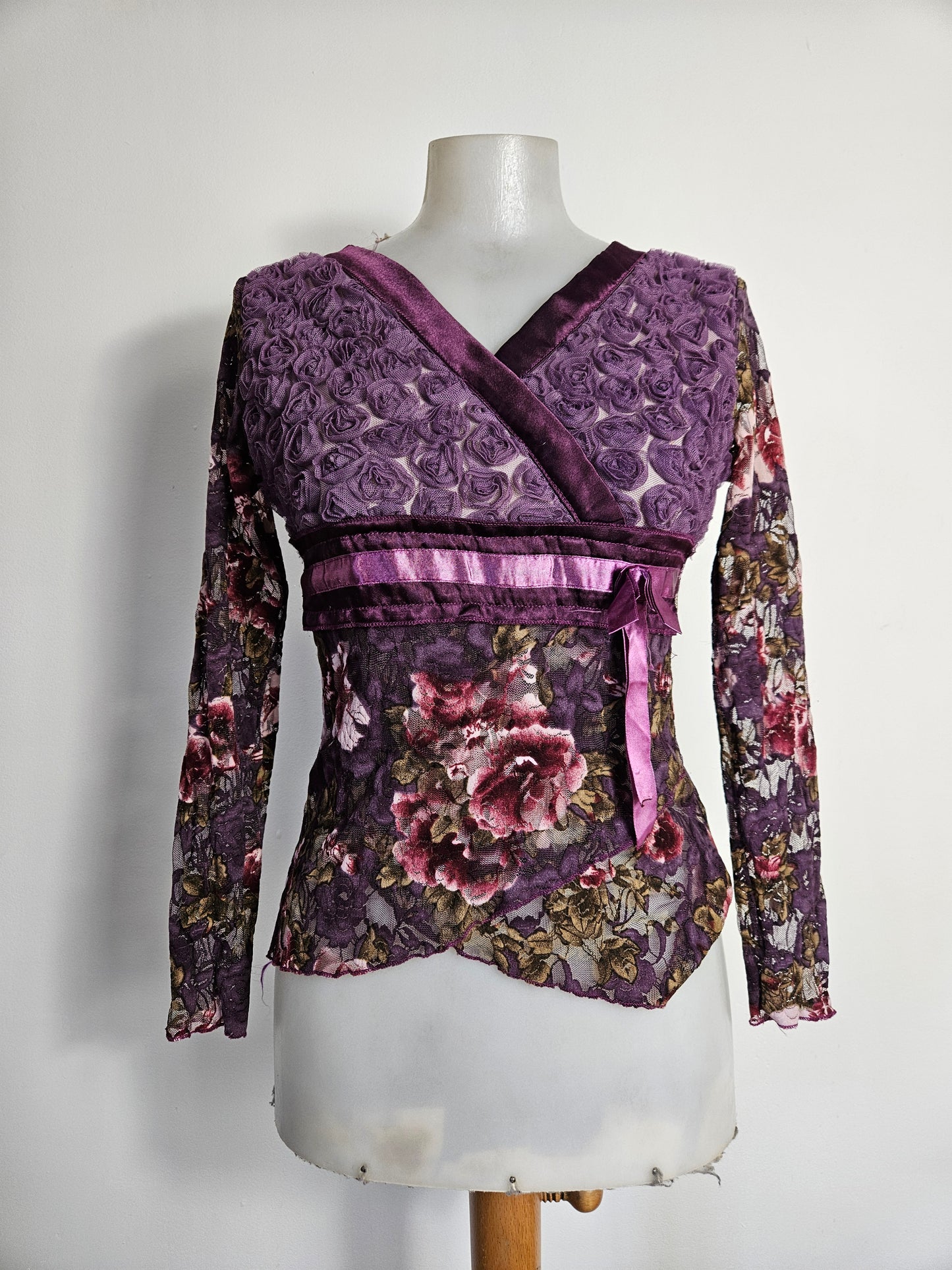 Haut violet à motifs en relief