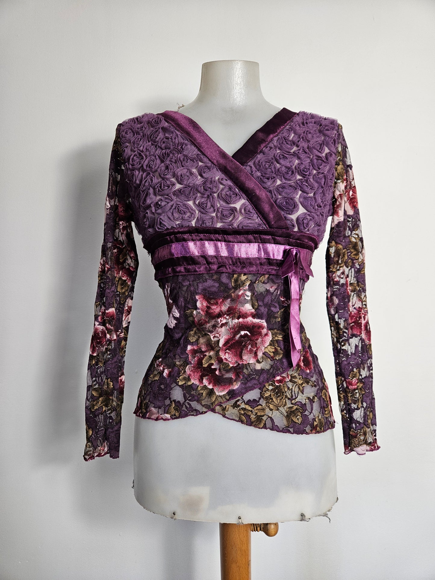 Haut violet à motifs en relief