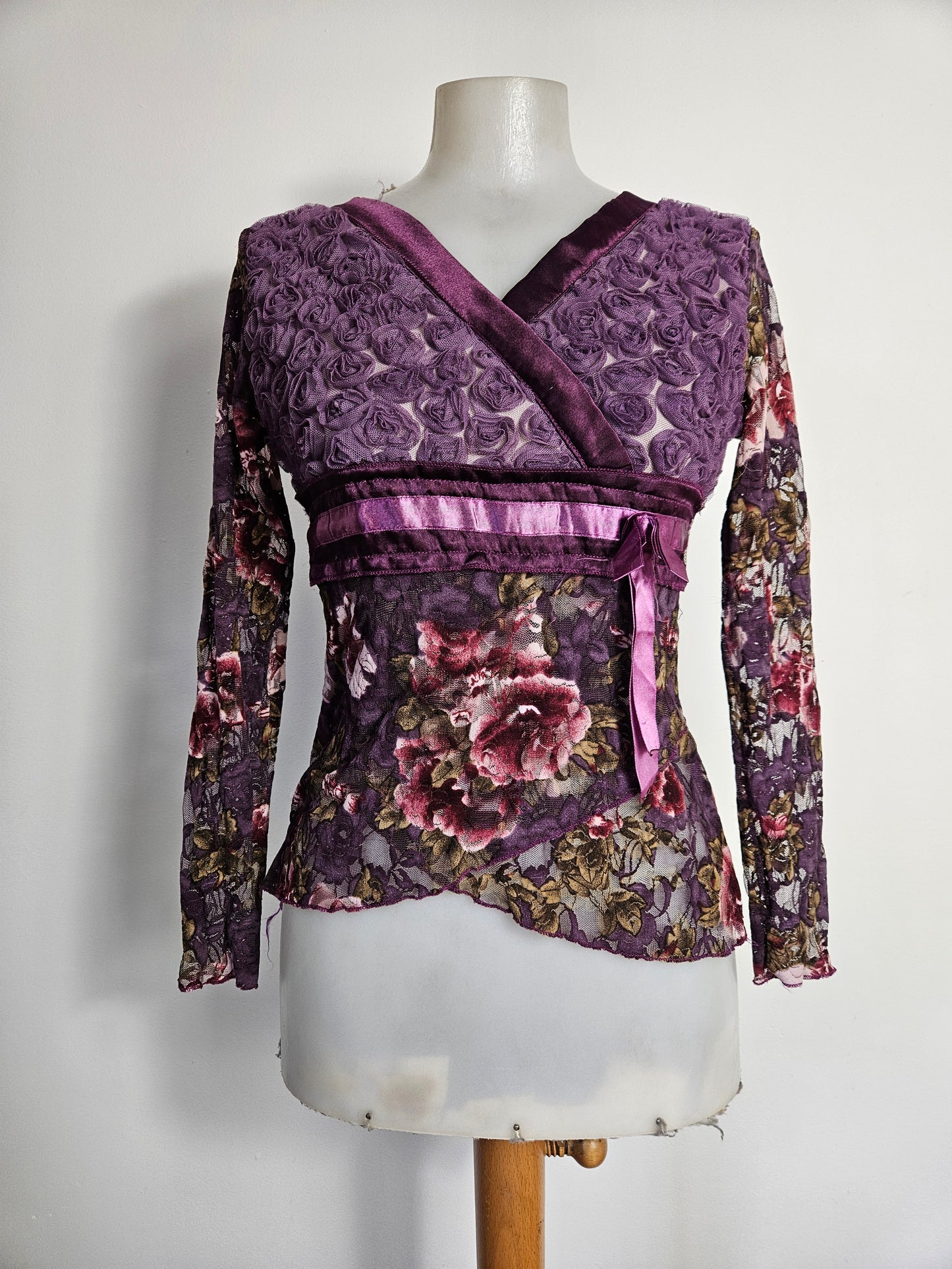 Haut violet à motifs en relief