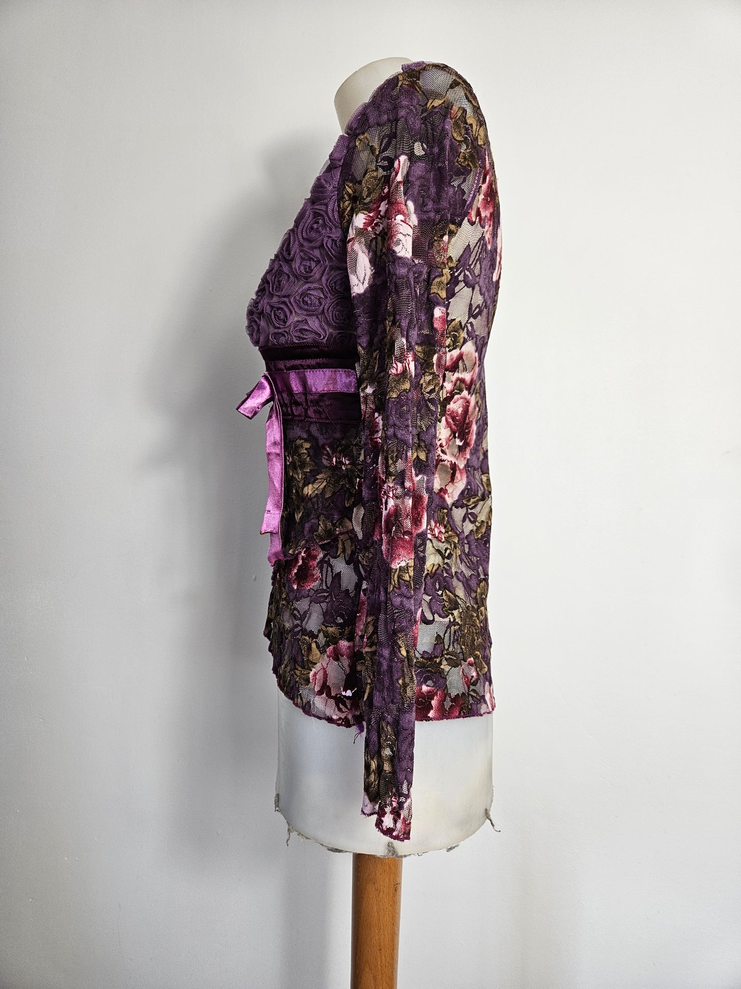 Haut violet à motifs en relief