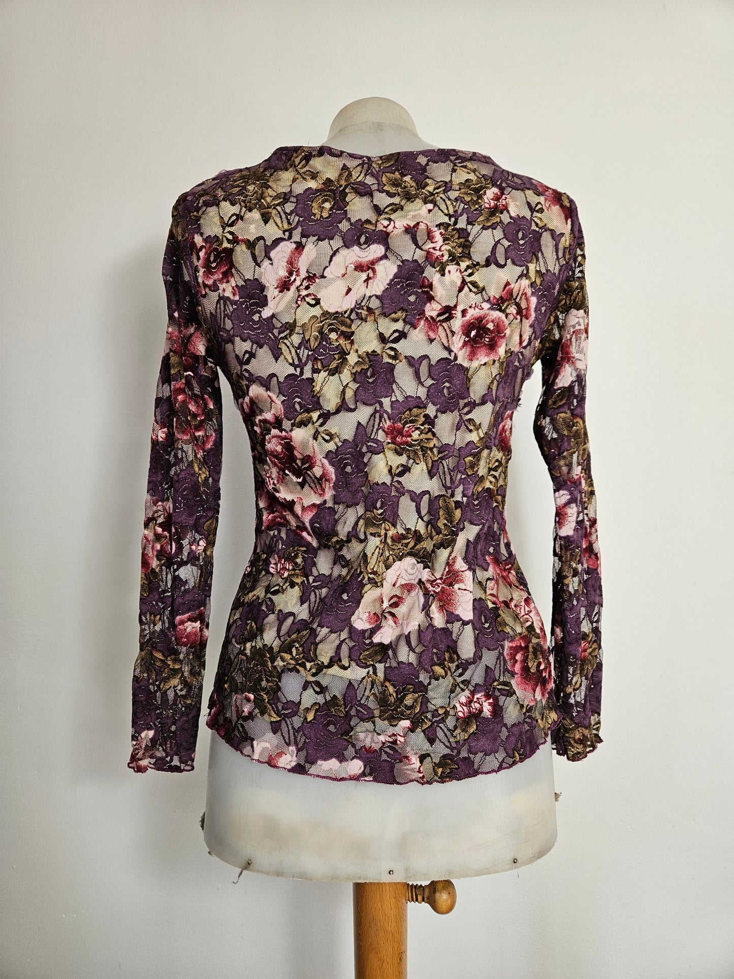 Haut violet à motifs en relief