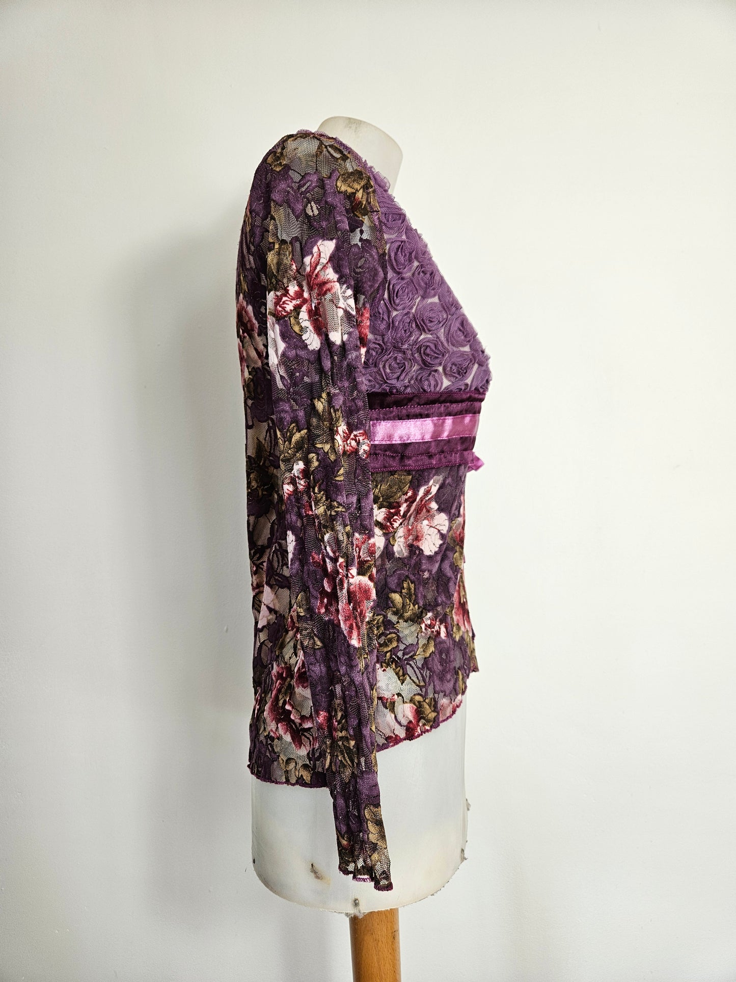 Haut violet à motifs en relief