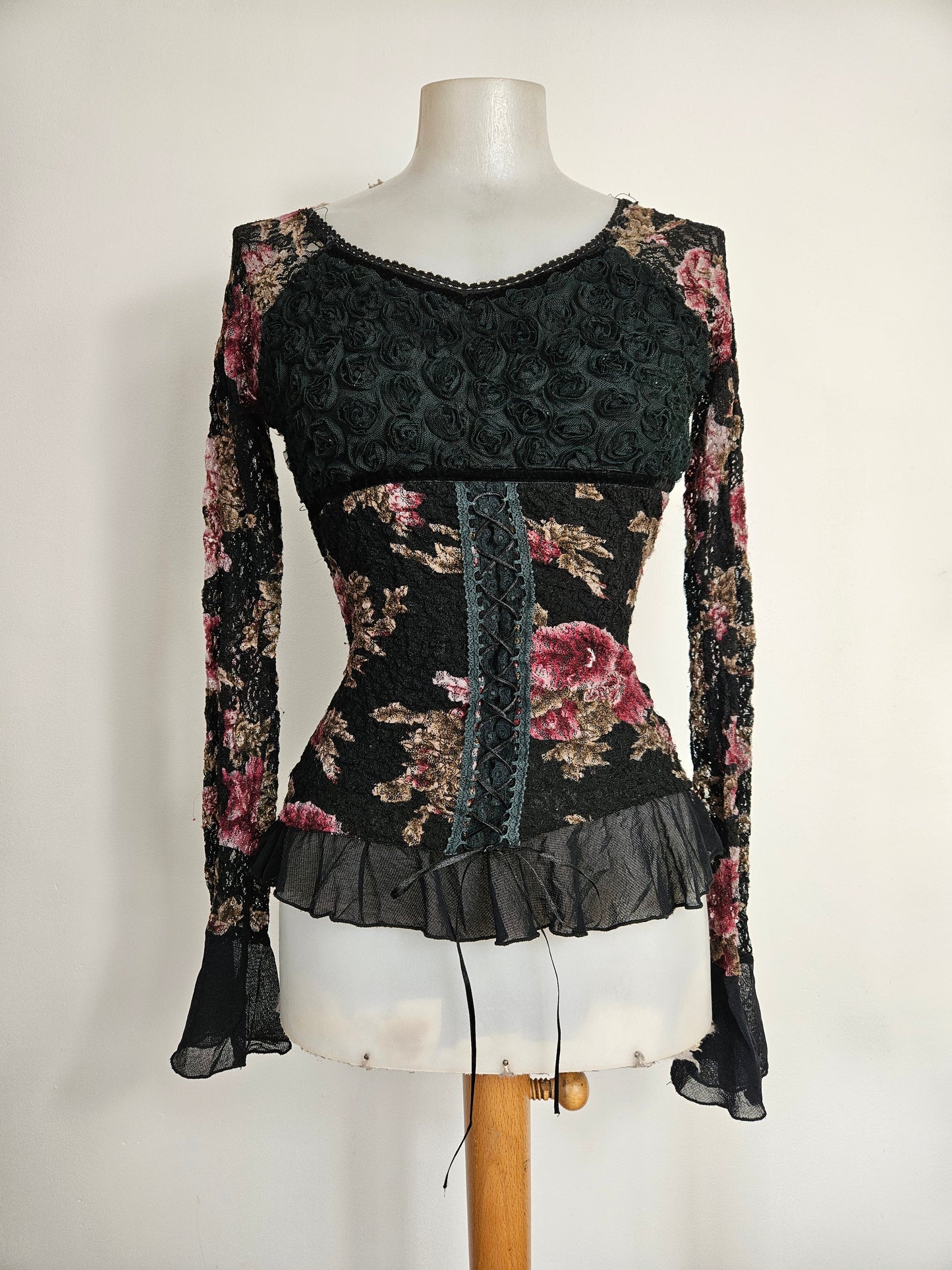 Haut noir à motifs en relief