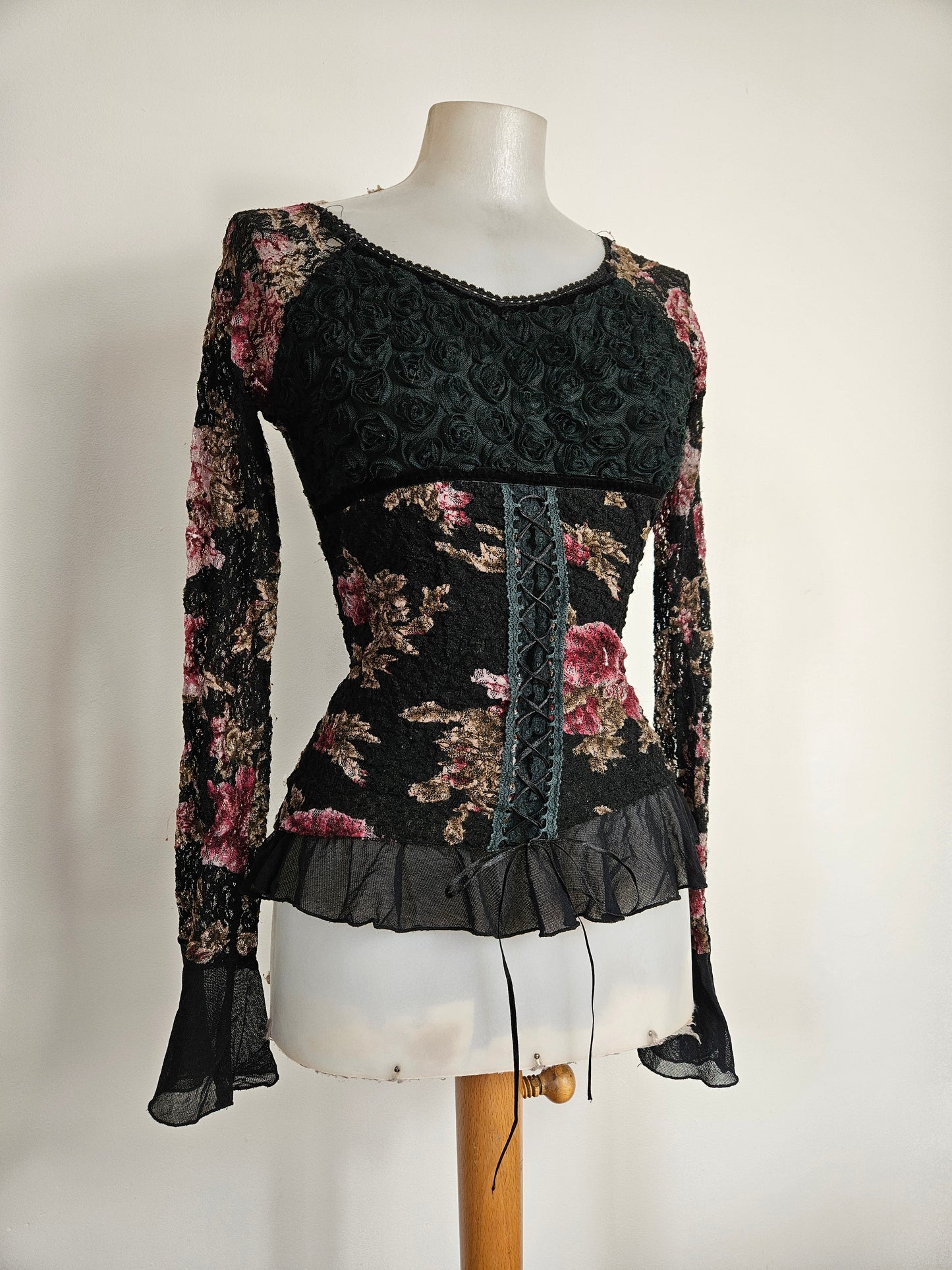 Haut noir à motifs en relief