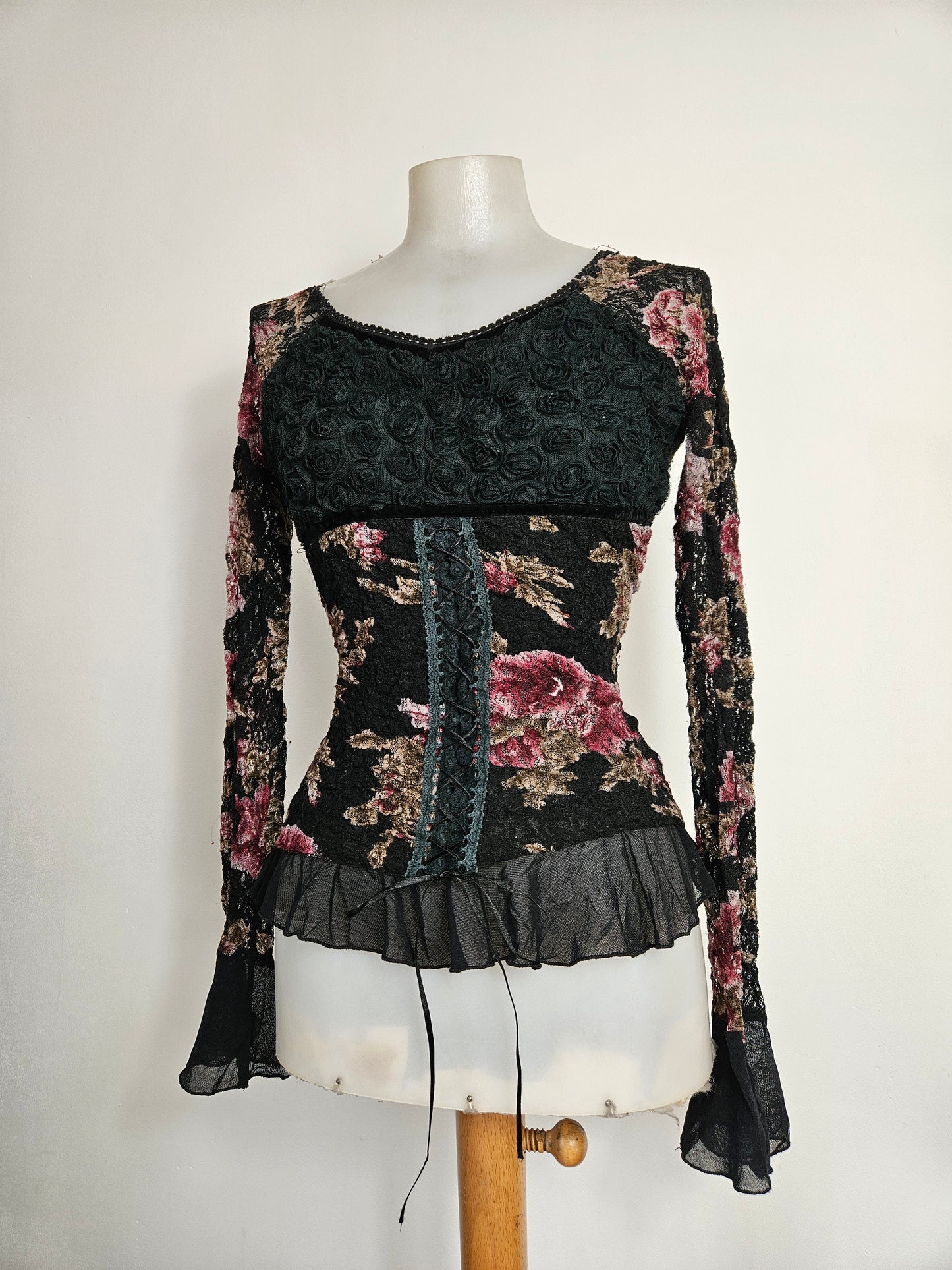 Haut noir à motifs en relief