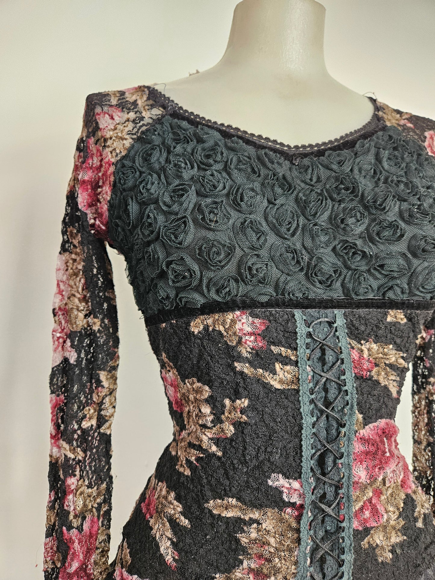 Haut noir à motifs en relief