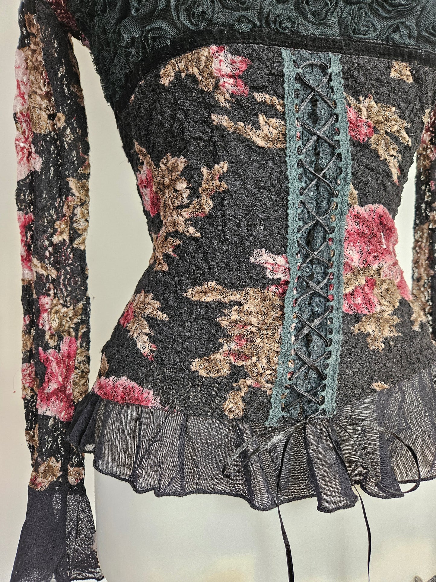 Haut noir à motifs en relief