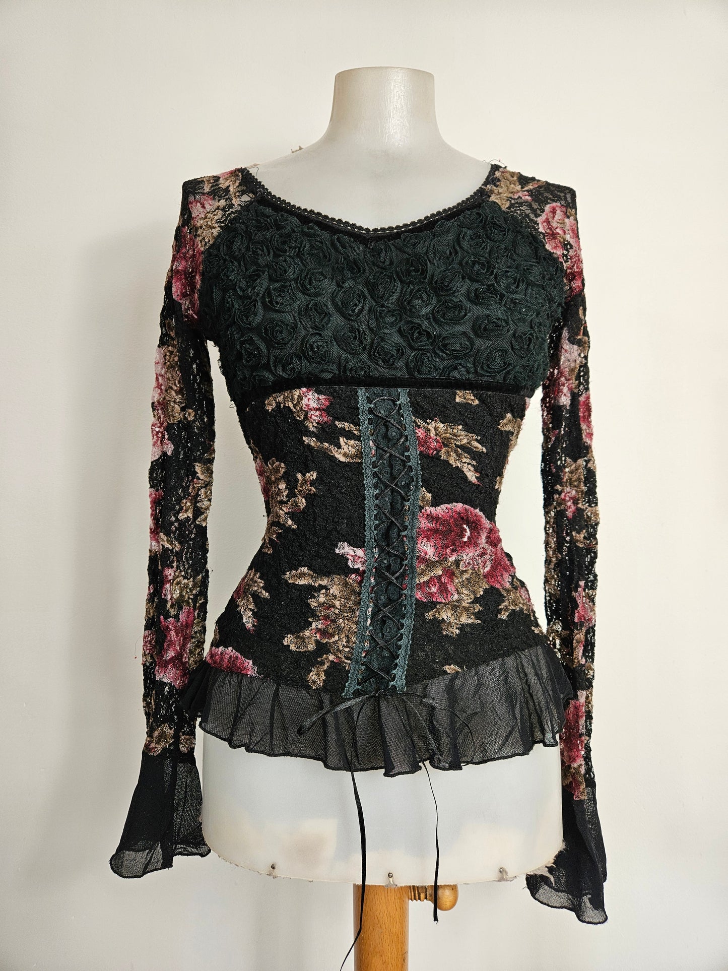 Haut noir à motifs en relief