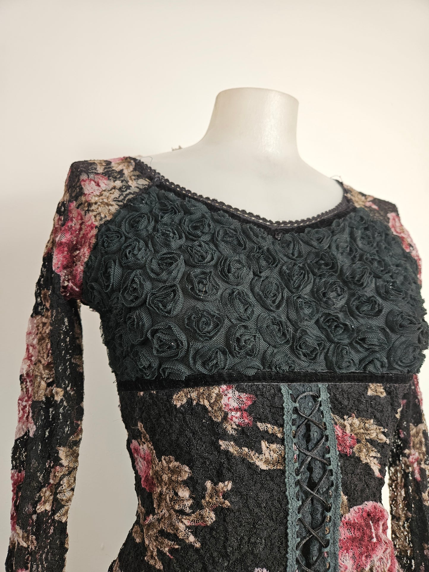 Haut noir à motifs en relief