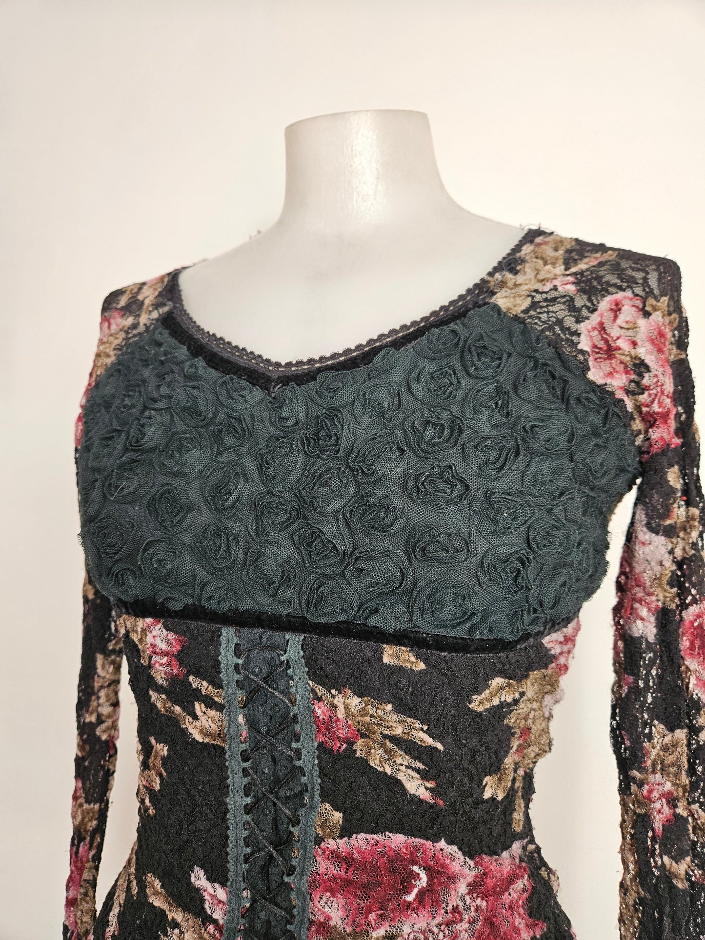 Haut noir à motifs en relief