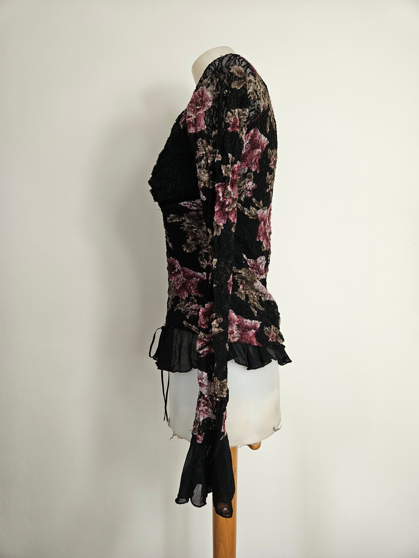 Haut noir à motifs en relief