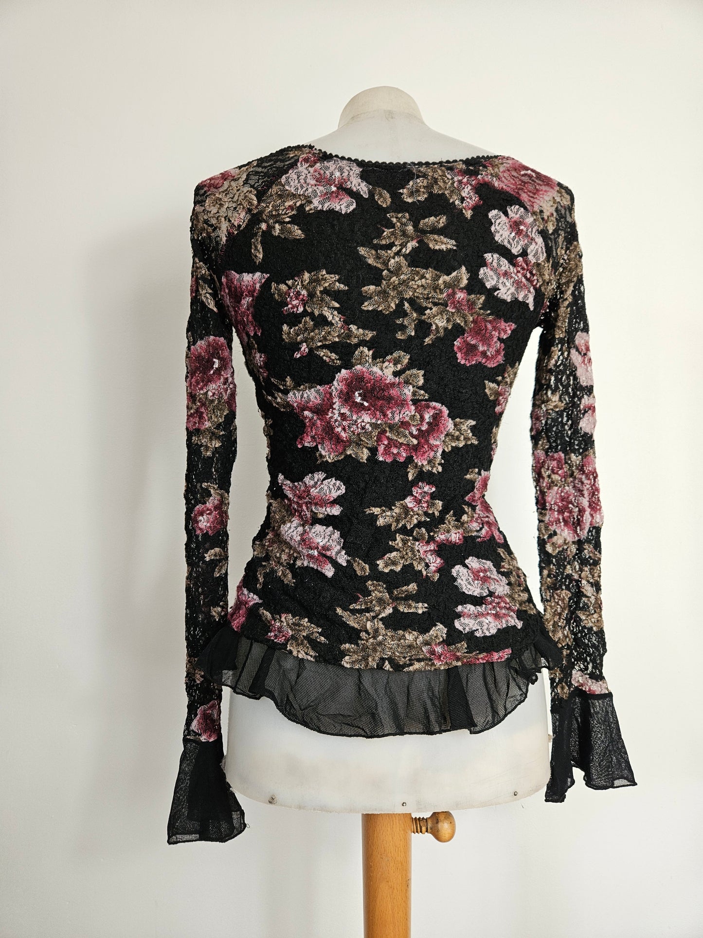 Haut noir à motifs en relief