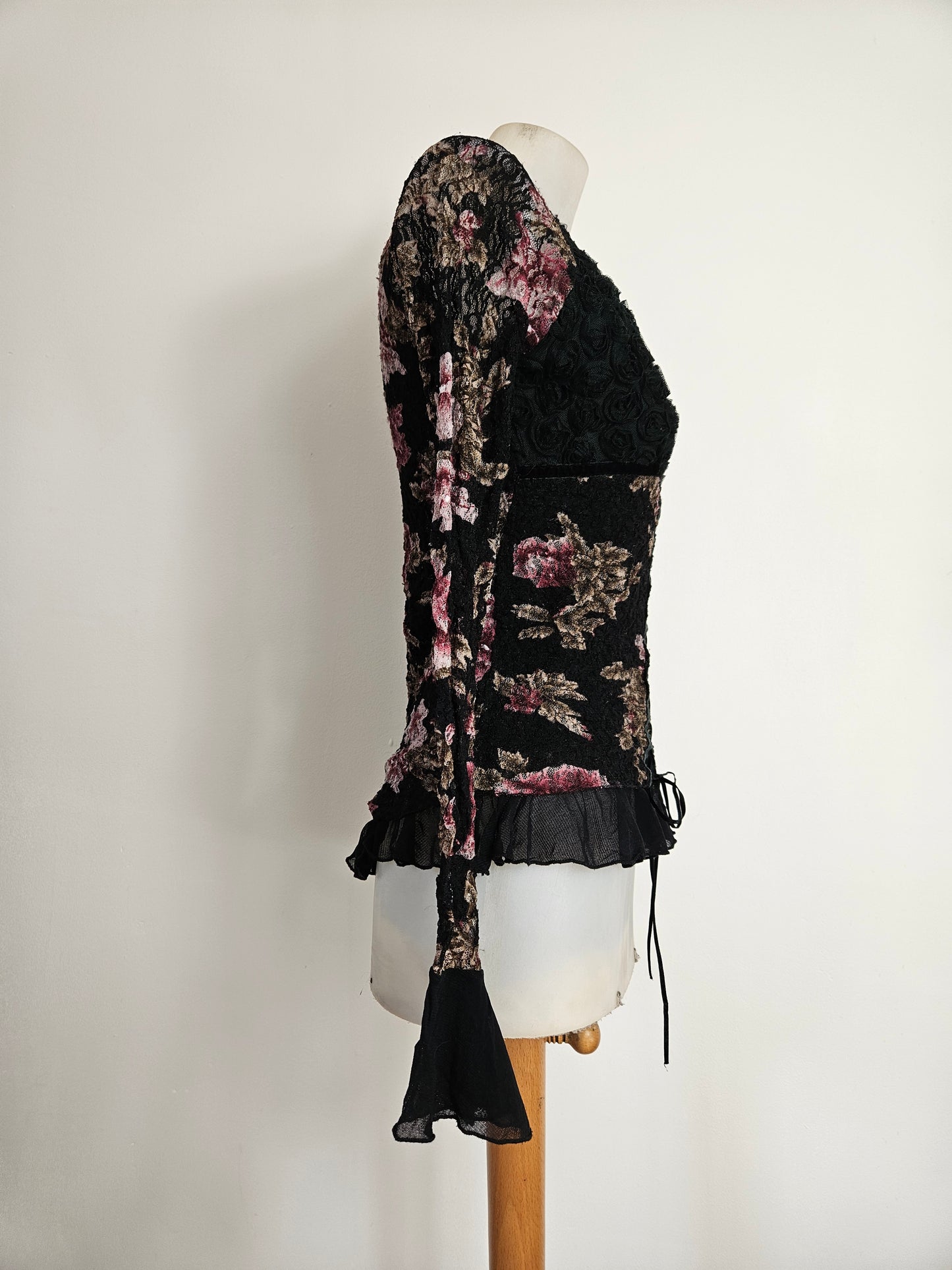 Haut noir à motifs en relief