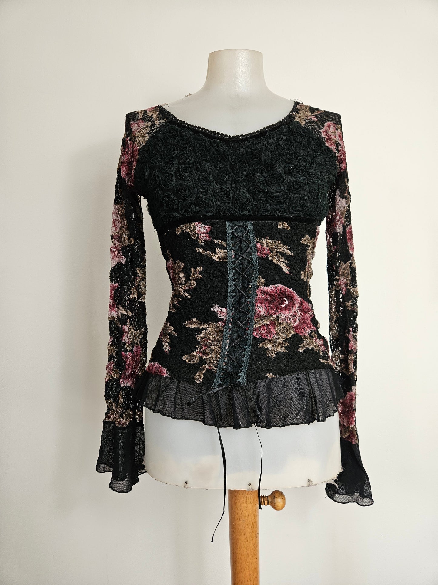 Haut noir à motifs en relief