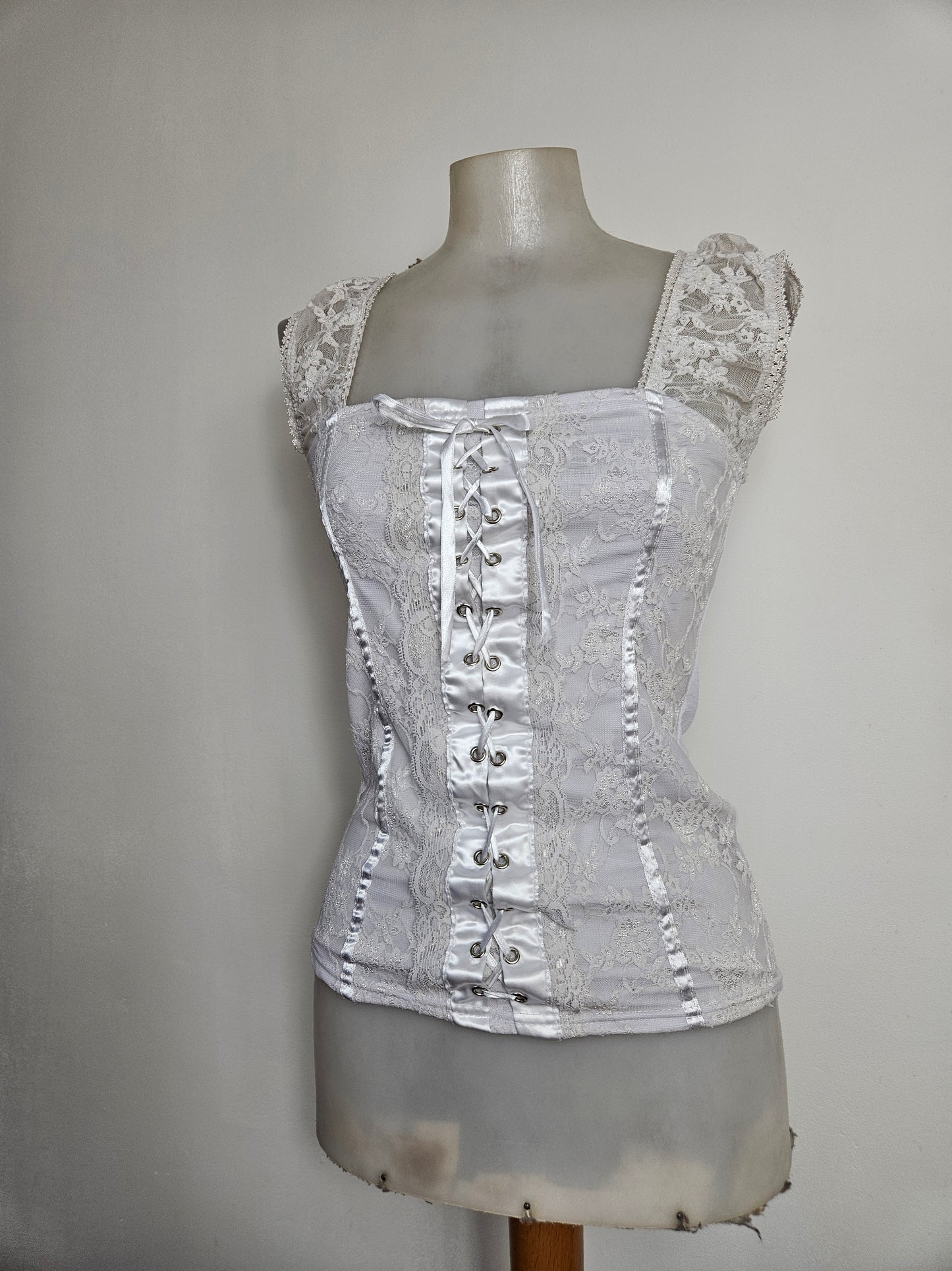 Haut laçage et dentelle blanc