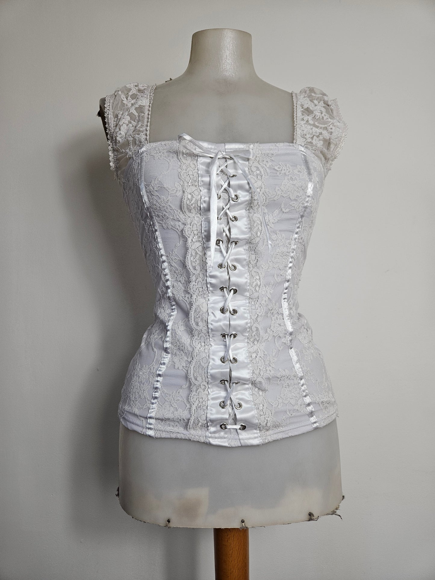 Haut laçage et dentelle blanc