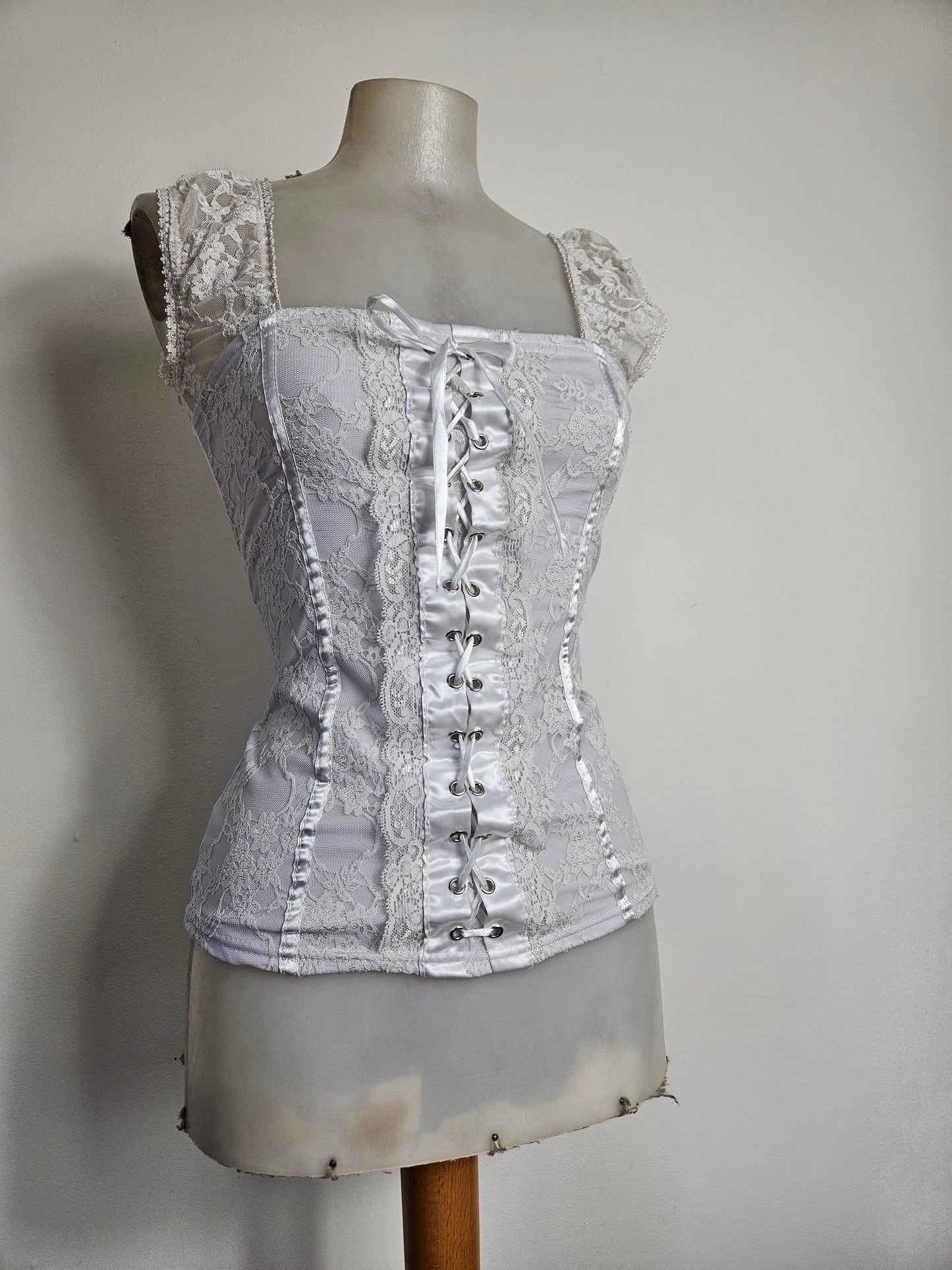 Haut laçage et dentelle blanc